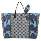 【トーガ トゥ/TOGA TOO】のPrint tote bag 人気、トレンドファッション・服の通販 founy(ファニー) ファッション Fashion レディースファッション Fashion for Women バッグ Bags 2026年 2026 クラシカル Classical, Vintage-Inspired クラシック Classic, Timeless Style スカーフ Scarf, Neckwear メタル Metal, Metal Parts リボン Ribbon, Bow 軽量 Lightweight, Ultra Light thumbnail L.BLUE|ID: prp329100004808708 ipo3291000000034897481