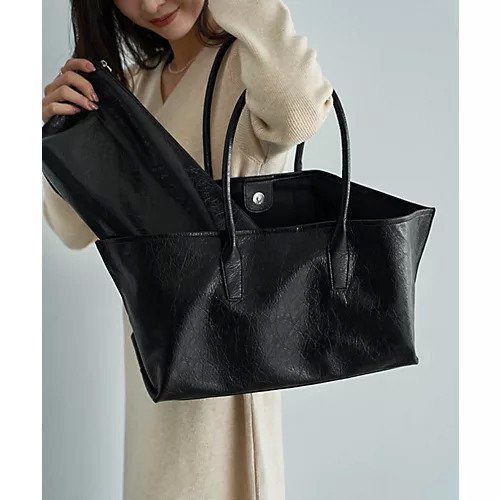 【スタイルデリ/STYLE DELI】のシボ加工横長フォルムトートバッグ インテリア・キッズ・メンズ・レディースファッション・服の通販 founy(ファニー) 　ファッション　Fashion　レディースファッション　Fashion for Women　バッグ　Bags　クラッチ　Clutch, Clutch Bag　クール　Cool, Chic　軽量　Lightweight, Ultra Light　シルバー　Silver, Metallic Silver　シンプル　Simple, Minimal　定番　Standard, Basic Item　フォルム　Silhouette, Form　ポケット　Pocket, Pocket Detail　ポーチ　Pouch, Small Case　マグネット　Magnet, Magnetic Closure　旅行　Travel　ブラック|ID: prp329100004812938 ipo3291000000034942251