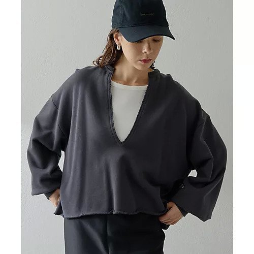 【ウィムガゼット/Whim Gazette】のスウェットVネックプルオーバー2 インテリア・キッズ・メンズ・レディースファッション・服の通販 founy(ファニー) 　ファッション　Fashion　レディースファッション　Fashion for Women　トップス・カットソー　Cut & Sew Tops　レディースパーカー・カジュアルフーディー　Casual Hoodies & Sweatshirts　カジュアルプルオーバー・ニットトップス　Pullovers & Knit Tops / Casual Pullovers　スウェット・クルーネックトップス　Sweatshirts & Crewnecks / Relaxed Fit Sweat Tops　Vネックトップス　V-Neck Tops / V-Cut Neckline Shirts　おすすめ　Recommended / Our Picks　キャミソール　Camisole, Spaghetti Strap Top　クロップド　Cropped, Short Length　スウェット / スエット　Sweatshirt, Sweatwear　定番　Standard, Basic Item　チャコールグレー|ID: prp329100004871585 ipo3291000000036321598