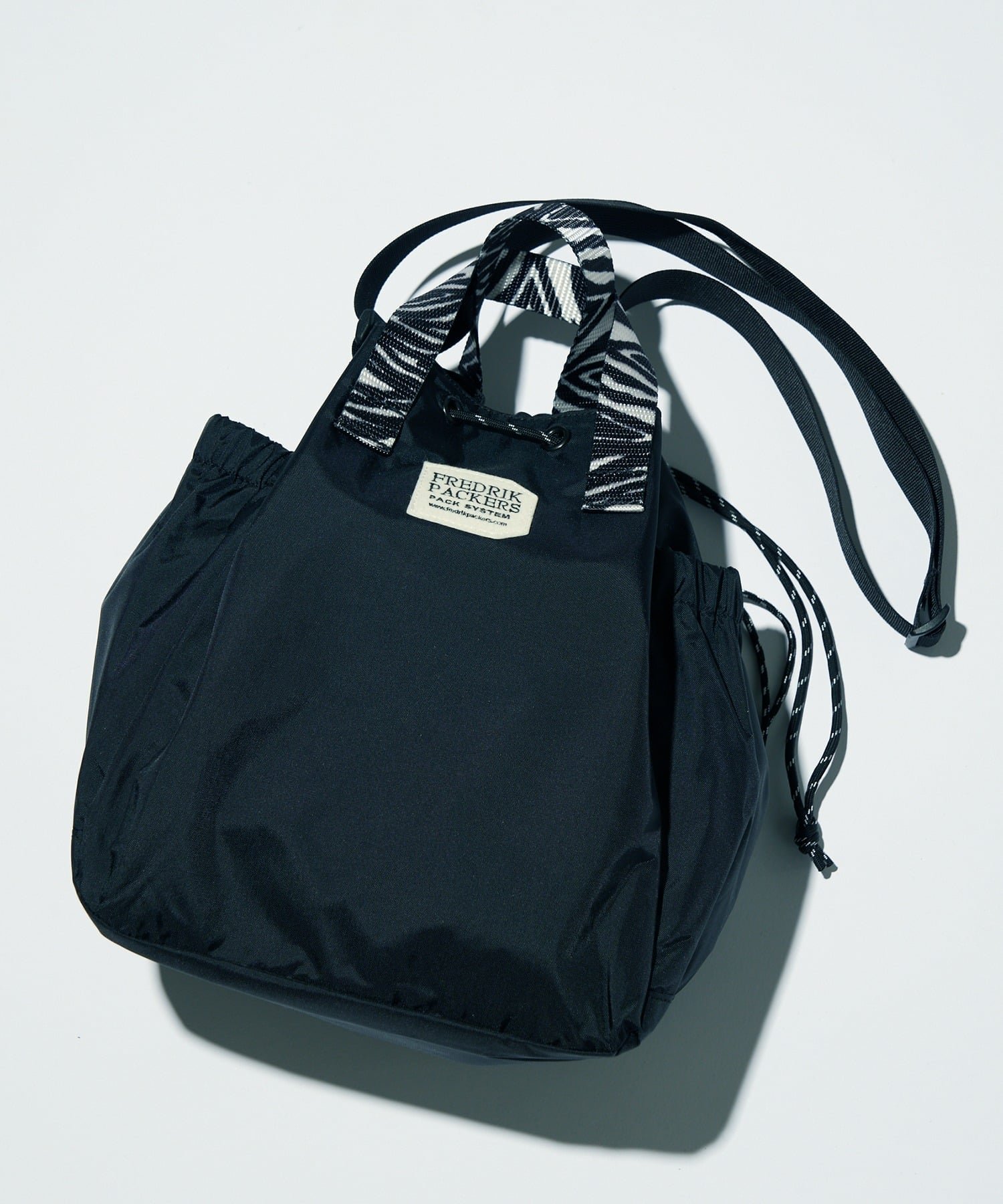 【セットアップセブン/SETUP7】のFREDRIK PACKERS/【別注色あり!】BLOOM SHOULDER NYLON 2WAYトートorショルダーバッグ インテリア・キッズ・メンズ・レディースファッション・服の通販 founy(ファニー) 　ファッション　Fashion　レディースファッション　Fashion for Women　バッグ　Bags　アウトドア　Outdoor Clothing　巾着　Drawstring Bag, Kinchaku　軽量　Lightweight, Ultra Light　ショルダー　Shoulder, Shoulder Strap　フォルム　Silhouette, Form　ポケット　Pocket, Pocket Detail　別注　Limited Edition, Custom Order　レオパード　Leopard, Animal Print　再入荷　Restock / Back in Stock　BLK3|ID: prp329100003840896 ipo3291000000034446298