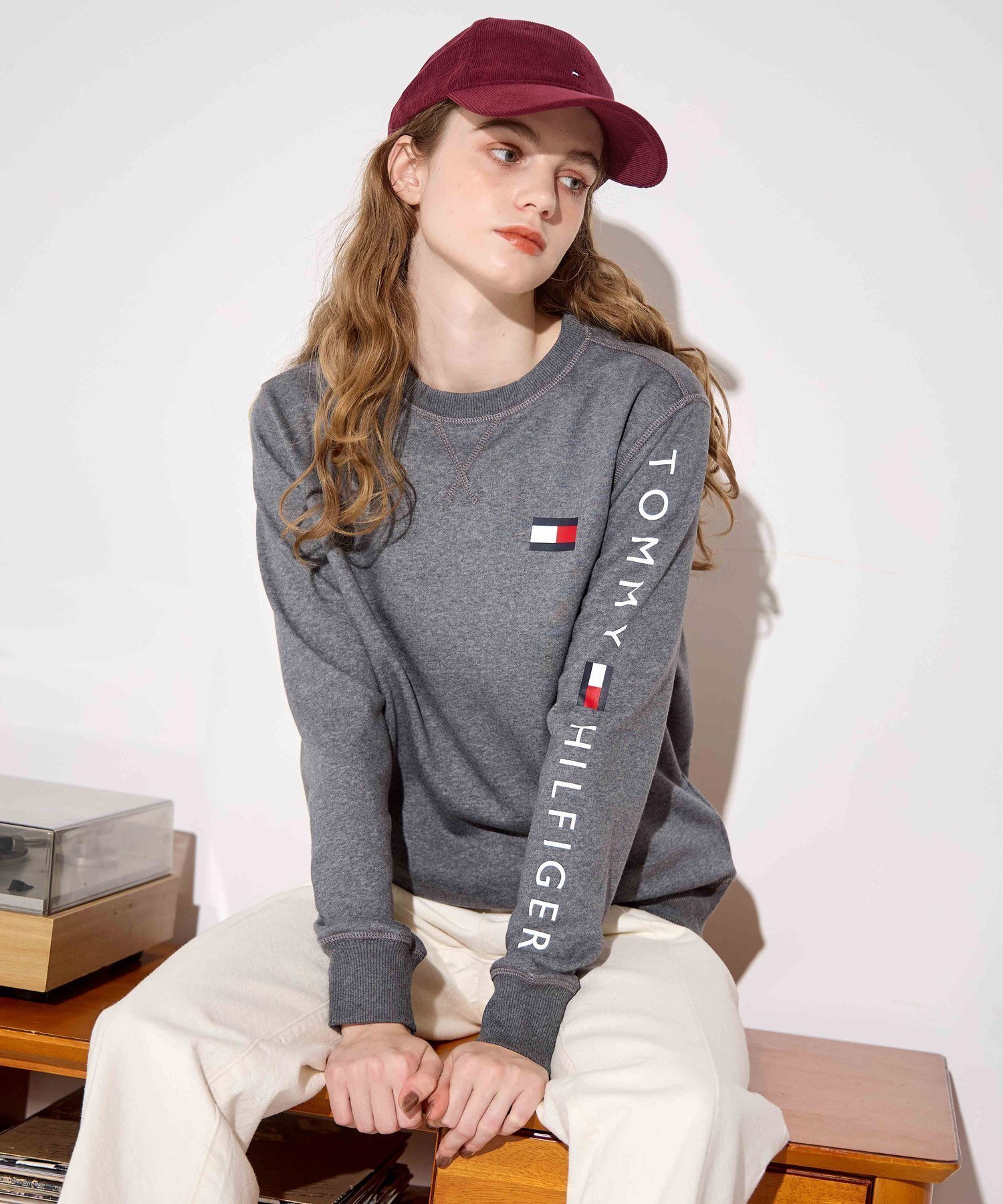 【トミーヒルフィガー/TOMMY HILFIGER】のTOMMY HILFIGER(トミーヒルフィガー) 【オンライン限定】フレンチテリー ロゴロングスリーブスウェット インテリア・キッズ・メンズ・レディースファッション・服の通販 founy(ファニー) 　ファッション　Fashion　レディースファッション　WOMEN　トップス・カットソー　Tops/Tshirt　パーカ　Sweats　スウェット　Sweat　アメリカン　American　インナー　Inner　クラシック　Classic　シンプル　Simple　ジーンズ　Jeans　スウェット　Sweat　スニーカー　Sneakers　デニム　Denim　トレーナー　Trainer　定番　Standard　人気　Popularity　長袖　Long Sleeve　フレンチ　French　モダン　Modern　ロング　Long　おすすめ　Recommend　ゴルフ　Golf　グレー021|ID: prp329100003930670 ipo3291000000029414934