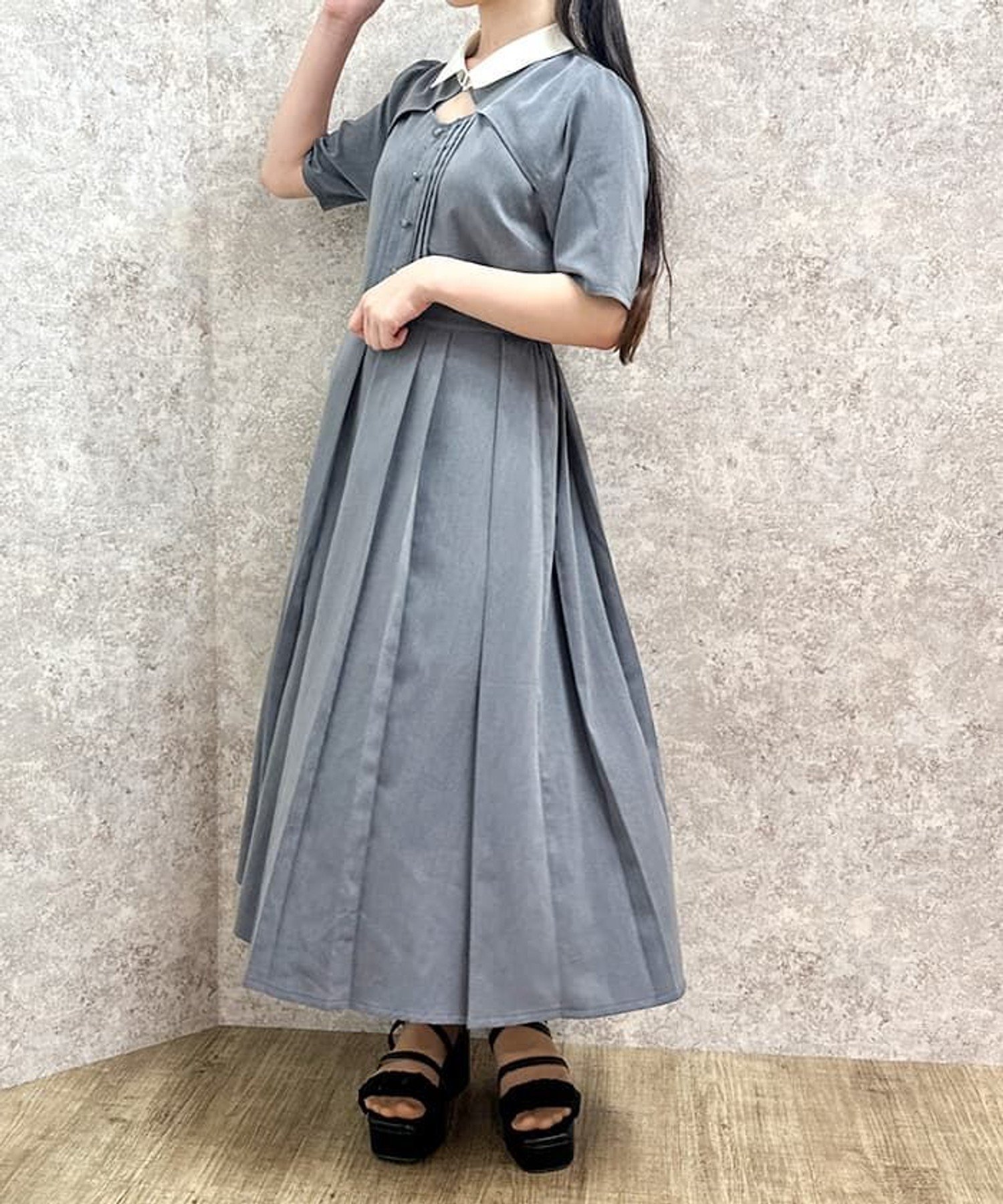 【アクシーズファム/axes femme】の襟付カットワークプリーツワンピース インテリア・キッズ・メンズ・レディースファッション・服の通販 founy(ファニー) 　ファッション　Fashion　レディースファッション　WOMEN　ワンピース　Dress　カッティング　Cutting　トレンド　Trend　グレー|ID: prp329100004032894 ipo3291000000027285312