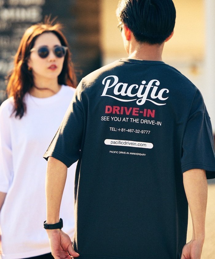 【フリークスストア/FREAK'S STORE】のPacific DRIVE-IN 別注 ビッグシルエット バックプリント クルーネックTシャツ 【限定展開】 24SS インテリア・キッズ・メンズ・レディースファッション・服の通販 founy(ファニー) 　ファッション　Fashion　レディースファッション　WOMEN　トップス・カットソー　Tops/Tshirt　シャツ/ブラウス　Shirts/Blouses　ロング / Tシャツ　T-Shirts　バッグ　Bag　2024年　2024　2024春夏・S/S　Ss,Spring/Summer,2024　S/S・春夏　Ss・Spring/Summer　おすすめ　Recommend　カーゴパンツ　Cargo Pants　グラフィック　Graphic　シンプル　Simple　デニム　Denim　トレンド　Trend　ビッグ　Big　フロント　Front　プリント　Print　ボトム　Bottom　リラックス　Relax　ワンポイント　One Point　別注　Special Order　夏　Summer　定番　Standard　ブラック|ID: prp329100004061158 ipo3291000000028899676