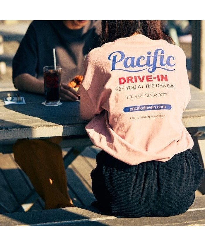 【フリークスストア/FREAK'S STORE】のPacific DRIVE-IN 別注 ビッグシルエット バックプリント クルーネックTシャツ 【限定展開】 24SS インテリア・キッズ・メンズ・レディースファッション・服の通販 founy(ファニー) 　ファッション　Fashion　レディースファッション　WOMEN　トップス・カットソー　Tops/Tshirt　シャツ/ブラウス　Shirts/Blouses　ロング / Tシャツ　T-Shirts　バッグ　Bag　2024年　2024　2024春夏・S/S　Ss,Spring/Summer,2024　S/S・春夏　Ss・Spring/Summer　おすすめ　Recommend　カーゴパンツ　Cargo Pants　グラフィック　Graphic　シンプル　Simple　デニム　Denim　トレンド　Trend　ビッグ　Big　フロント　Front　プリント　Print　ボトム　Bottom　リラックス　Relax　ワンポイント　One Point　別注　Special Order　夏　Summer　定番　Standard　ピンク|ID: prp329100004061158 ipo3291000000028899677