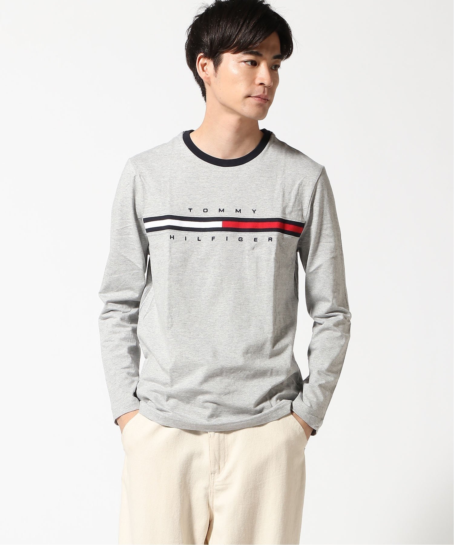 【トミーヒルフィガー/TOMMY HILFIGER】のTOMMY HILFIGER(トミーヒルフィガー) 【オンライン限定】トミーヒルフィガーロゴロングスリーブTシャツ / TINO TEE インテリア・キッズ・メンズ・レディースファッション・服の通販 founy(ファニー) 　ファッション　Fashion　レディースファッション　WOMEN　トップス・カットソー　Tops/Tshirt　シャツ/ブラウス　Shirts/Blouses　ロング / Tシャツ　T-Shirts　アメリカン　American　インナー　Inner　クラシック　Classic　デニム　Denim　定番　Standard　人気　Popularity　長袖　Long Sleeve　ボトム　Bottom　モダン　Modern　モチーフ　Motif　リラックス　Relax　ルーズ　Loose　ゴルフ　Golf　グレーP8F|ID: prp329100004071618 ipo3291000000028517862