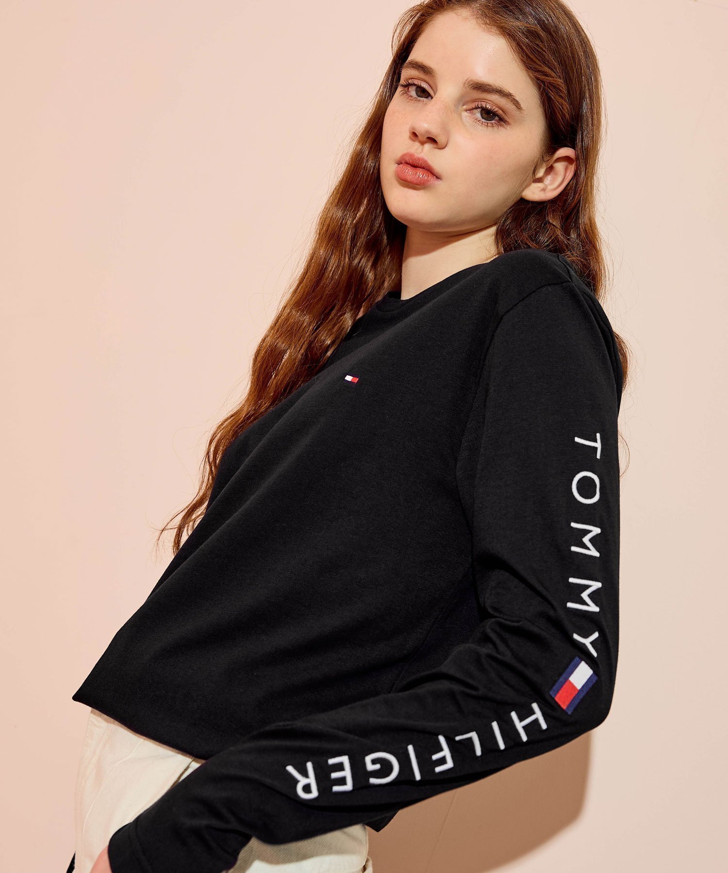 【トミーヒルフィガー/TOMMY HILFIGER】のTOMMY HILFIGER(トミーヒルフィガー) ショルダーロゴロングスリーブTシャツ インテリア・キッズ・メンズ・レディースファッション・服の通販 founy(ファニー) 　ファッション　Fashion　レディースファッション　WOMEN　トップス・カットソー　Tops/Tshirt　シャツ/ブラウス　Shirts/Blouses　ロング / Tシャツ　T-Shirts　アメリカン　American　インナー　Inner　カットソー　Cut And Sew　クラシック　Classic　シンプル　Simple　デニム　Denim　人気　Popularity　長袖　Long Sleeve　ベーシック　Basic　モダン　Modern　リラックス　Relax　ワンポイント　One Point　おすすめ　Recommend　ゴルフ　Golf　ブラック|ID: prp329100004079009 ipo3291000000028839667