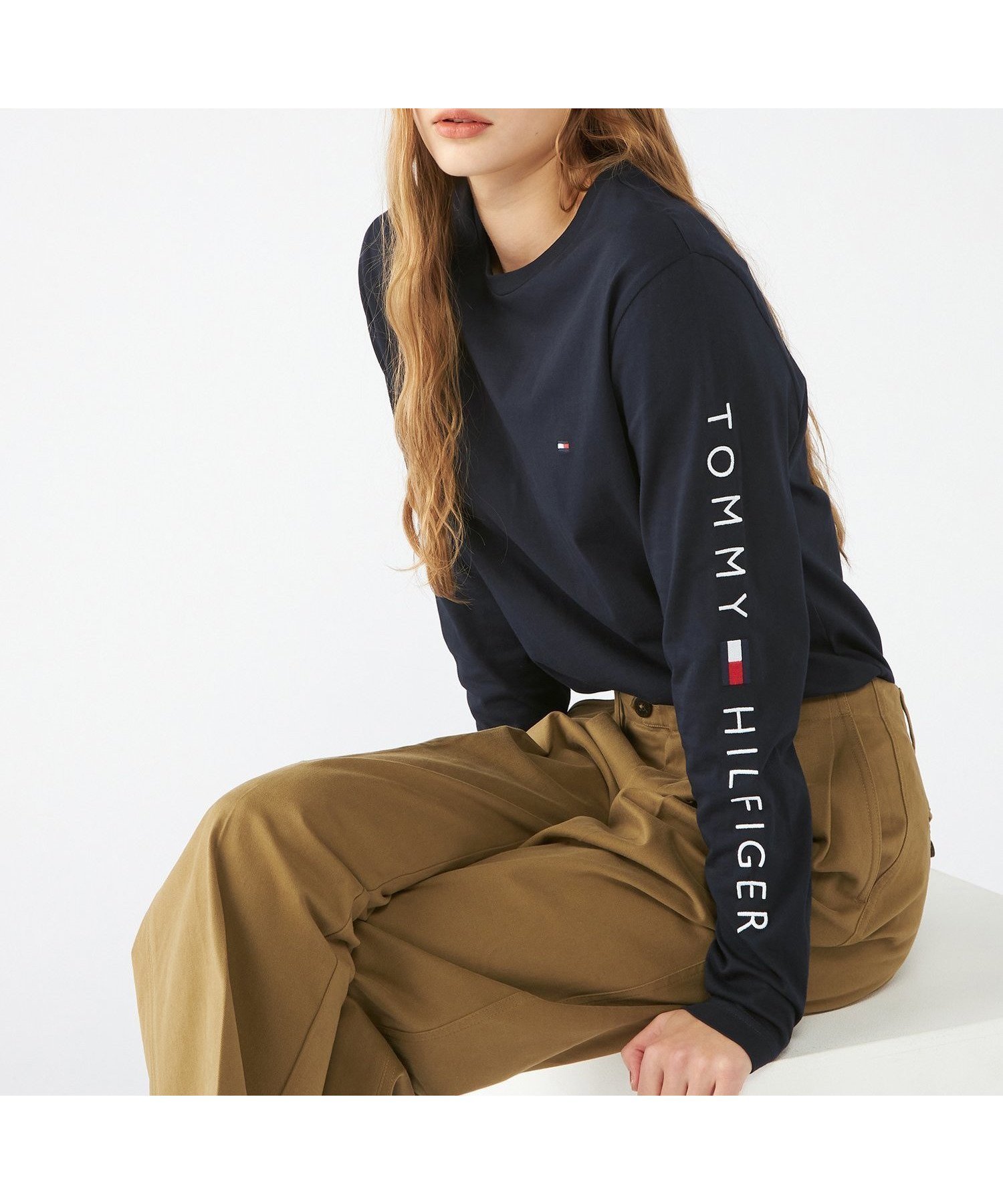 【トミーヒルフィガー/TOMMY HILFIGER】のTOMMY HILFIGER(トミーヒルフィガー) ショルダーロゴロングスリーブTシャツ インテリア・キッズ・メンズ・レディースファッション・服の通販 founy(ファニー) 　ファッション　Fashion　レディースファッション　WOMEN　トップス・カットソー　Tops/Tshirt　シャツ/ブラウス　Shirts/Blouses　ロング / Tシャツ　T-Shirts　アメリカン　American　インナー　Inner　カットソー　Cut And Sew　クラシック　Classic　シンプル　Simple　デニム　Denim　人気　Popularity　長袖　Long Sleeve　ベーシック　Basic　モダン　Modern　リラックス　Relax　ワンポイント　One Point　おすすめ　Recommend　ゴルフ　Golf　ネイビー|ID: prp329100004079009 ipo3291000000028839682