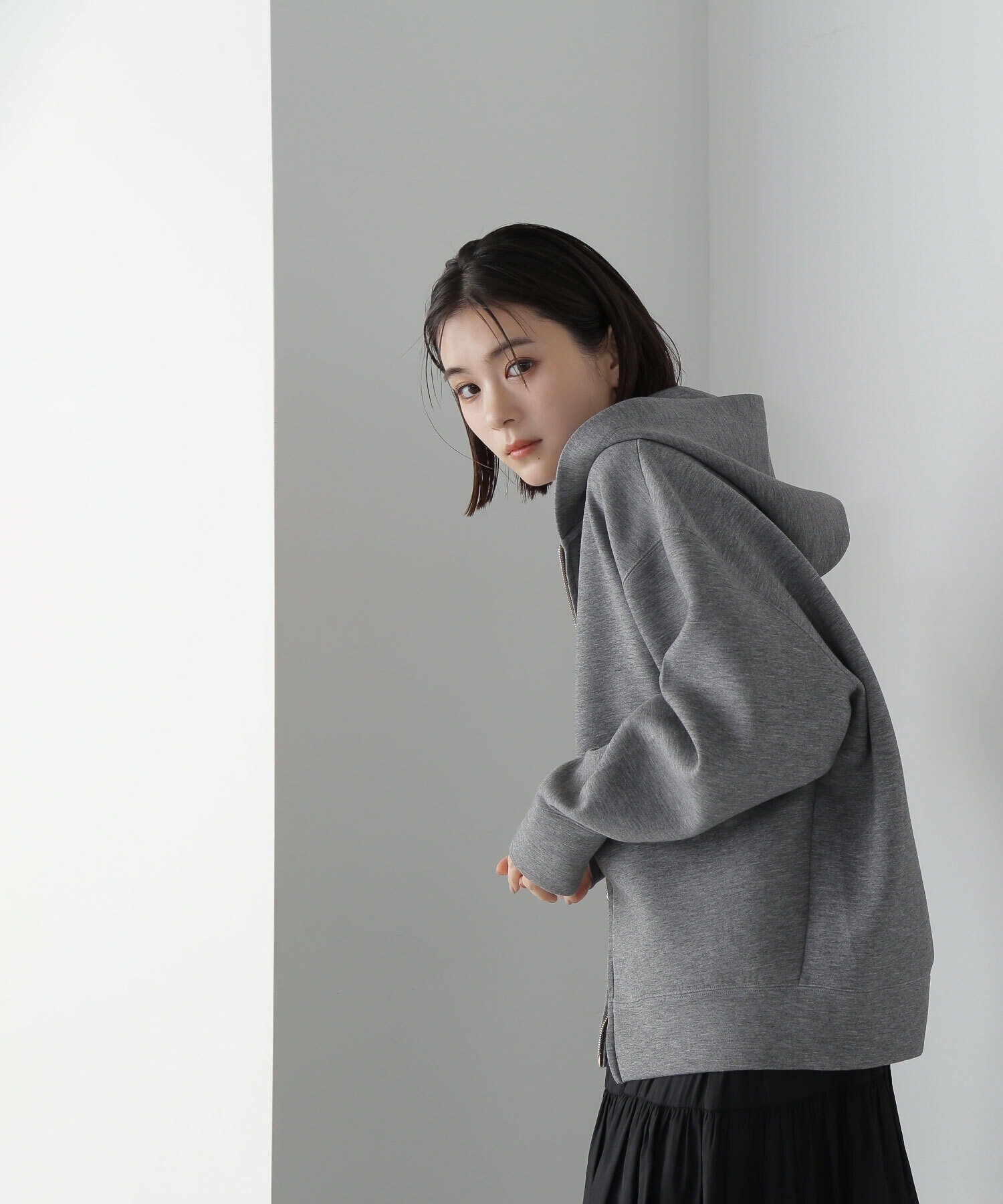 【ナチュラル ビューティー ベーシック/NATURAL BEAUTY BASIC】のダンボールシリーズ フーディーフォルムブルゾン 24AW インテリア・キッズ・メンズ・レディースファッション・服の通販 founy(ファニー) 　ファッション　Fashion　レディースファッション　WOMEN　アウター　Coat Outerwear　ブルゾン　Blouson/Jackets　2024年　2024　2024-2025秋冬・A/W　Aw/Autumn/Winter/Fw/Fall/2024-2025　おすすめ　Recommend　ジャケット　Jacket　パーカー　Hoodie　フォルム　Form　ミドル　Middle　エレガント 上品　Elegant　グレー|ID: prp329100004102365 ipo3291000000028906924