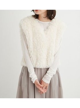 【エミ/emmi】 コンパクトファーベスト人気、トレンドファッション・服の通販 founy(ファニー) ファッション Fashion レディースファッション WOMEN アウター Coat Outerwear トップス・カットソー Tops/Tshirt ベスト/ジレ Gilets/Vests カットソー Cut And Sew コンパクト Compact フェイクファー Faux Fur フォルム Form ポケット Pocket エレガント 上品 Elegant |ID:prp329100004137101