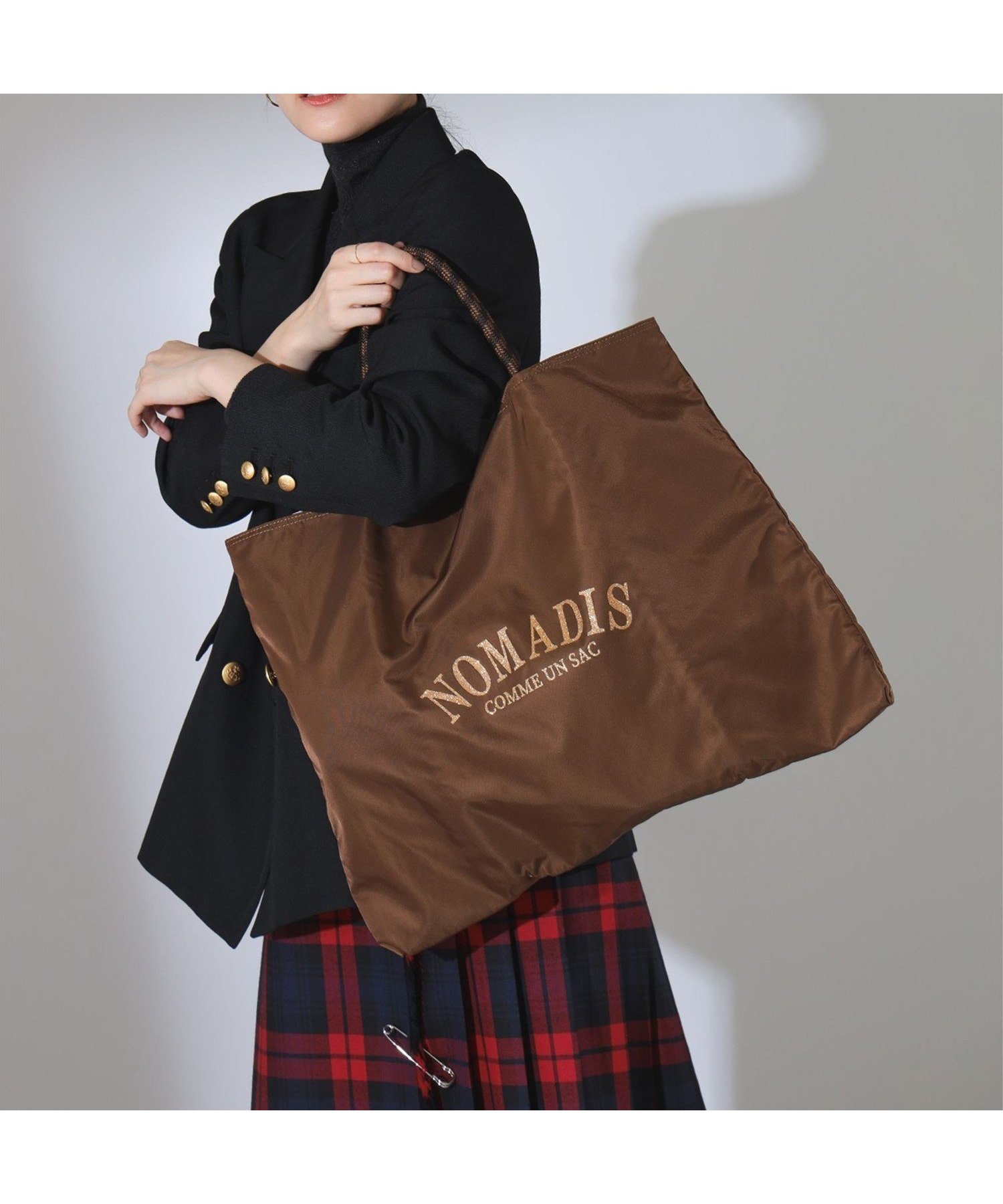 【デミルクス ビームス/Demi-Luxe BEAMS】のNOMADIS * Demi-Luxe BEAMS / 別注 SAC リバーシブル ロゴトートバッグ インテリア・キッズ・メンズ・レディースファッション・服の通販 founy(ファニー) 　ファッション　Fashion　レディースファッション　WOMEN　バッグ　Bag　コレクション　Collection　バランス　Balance　リバーシブル　Reversible　人気　Popularity　別注　Special Order　BROWN*IVORY|ID: prp329100004137975 ipo3291000000028343940