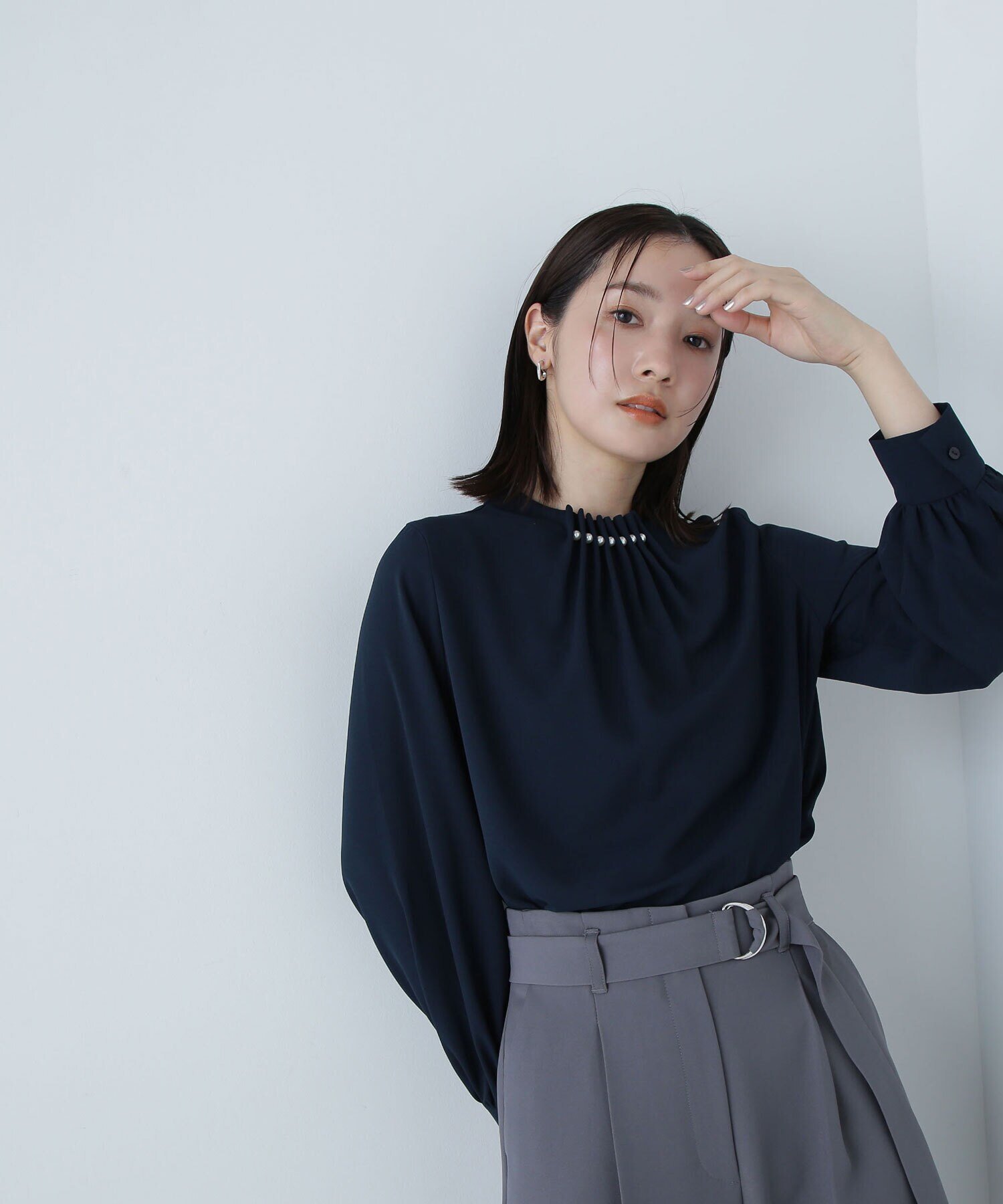 【ナチュラル ビューティー ベーシック/NATURAL BEAUTY BASIC】のパールネックタックブラウス 24AW インテリア・キッズ・メンズ・レディースファッション・服の通販 founy(ファニー) 　ファッション　Fashion　レディースファッション　WOMEN　トップス・カットソー　Tops/Tshirt　シャツ/ブラウス　Shirts/Blouses　2024年　2024　2024-2025秋冬・A/W　Aw/Autumn/Winter/Fw/Fall/2024-2025　A/W・秋冬　Aw・Autumn/Winter・Fw・Fall-Winter　S/S・春夏　Ss・Spring/Summer　ジャケット　Jacket　ジョーゼット　Georgette　ネックレス　Necklace　パール　Pearl　フリル　Frills　フロント　Front　エレガント 上品　Elegant　夏　Summer　春　Spring　ネイビー|ID: prp329100004145115 ipo3291000000028905525