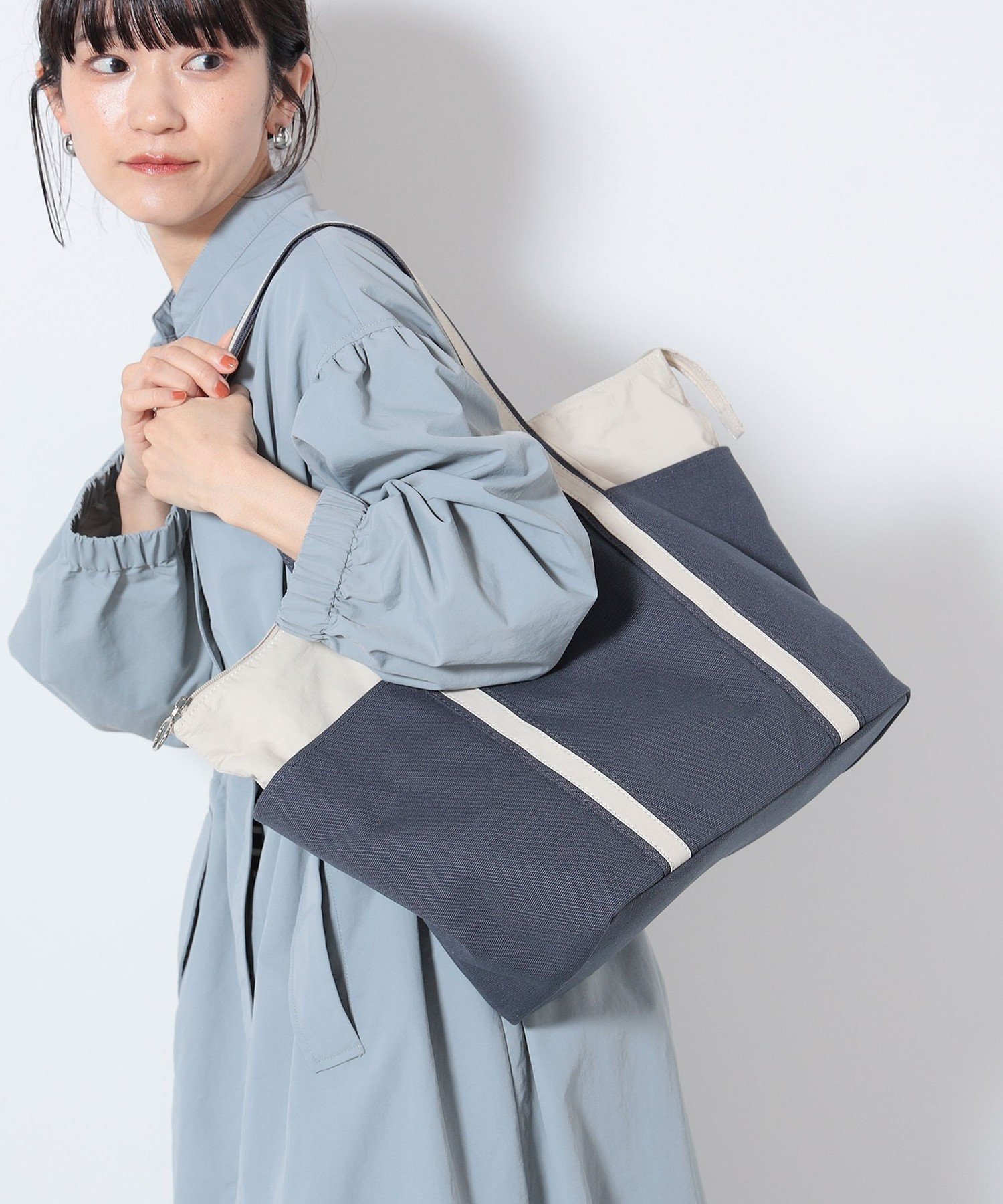 【ビームス ハート/BEAMS HEART】のコンビキャンバス トートバッグ(A4サイズ収納可能) インテリア・キッズ・メンズ・レディースファッション・服の通販 founy(ファニー) 　ファッション　Fashion　レディースファッション　WOMEN　バッグ　Bag　おすすめ　Recommend　キャンバス　Canvas　ギフト プレゼント　Gift Present　コンビ　Combination　スタイリッシュ　Stylish　スタンダード　Standard　トートバック　Tote Bag　フェミニン　Feminine　ポケット　Pocket　モダン　Modern　NAVY|ID: prp329100004149027 ipo3291000000028530606