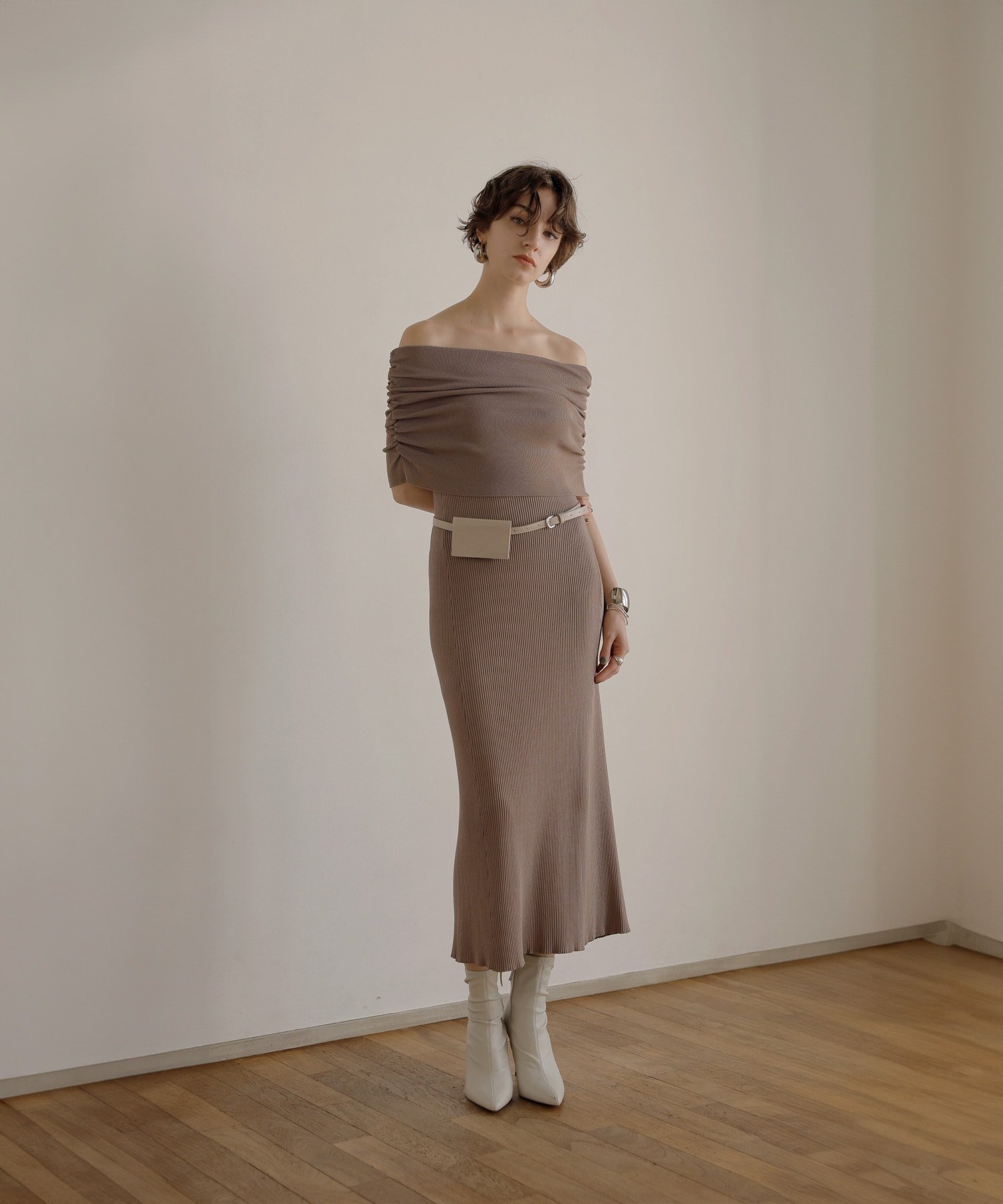 【ミエリインヴァリアント/MIELIINVARIANT】のGather Off Shoulder Contrast Knit Dress インテリア・キッズ・メンズ・レディースファッション・服の通販 founy(ファニー) 　ファッション　Fashion　レディースファッション　WOMEN　トップス・カットソー　Tops/Tshirt　ニット　Knit Tops　ワンピース　Dress　ドレス　Party Dresses　おすすめ　Recommend　オフショルダー　Off Shoulder　ギャザー　Gather　サマー　Summer　シンプル　Simple　デコルテ　Decolletage　MOCHA|ID: prp329100004156049 ipo3291000000028643586