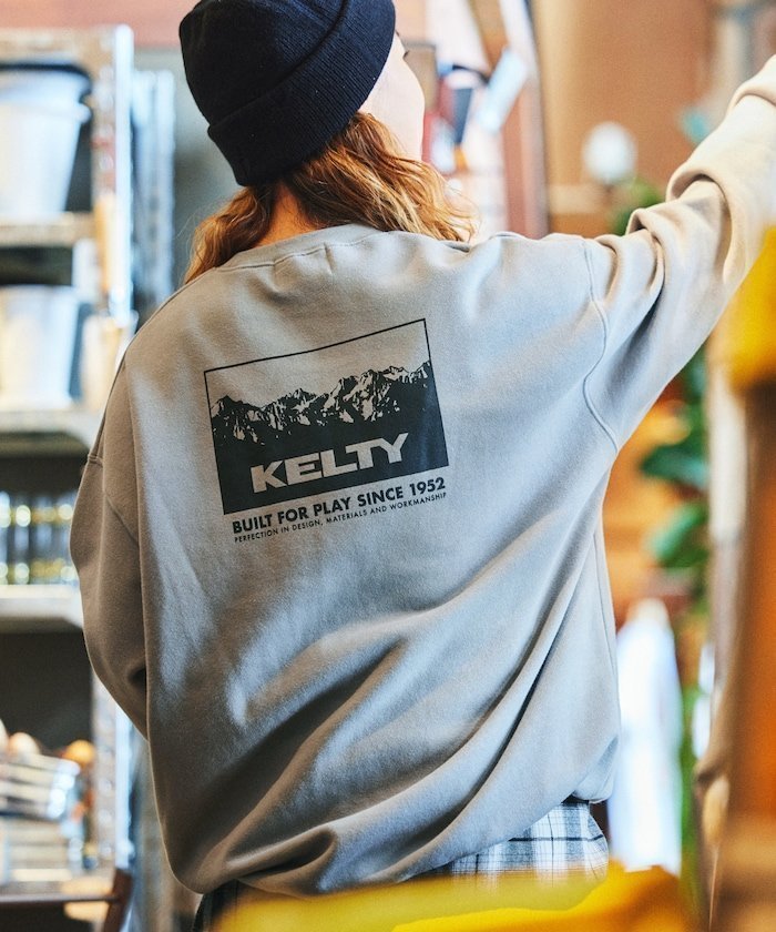 【その他のブランド/Other】のKELTY×FREAK S STORE ケルティ 別注 マウンテンデザイン バックプリント クルーネックスウェット 【限定展開】 24AW インテリア・キッズ・メンズ・レディースファッション・服の通販 founy(ファニー) 　ファッション　Fashion　メンズファッション　MEN　2024年　2024　2024-2025秋冬・A/W　Aw/Autumn/Winter/Fw/Fall/2024-2025　A/W・秋冬　Aw・Autumn/Winter・Fw・Fall-Winter　冬　Winter　おすすめ　Recommend　アウトドア　Outdoor　インナー　Inner　トレンド　Trend　ビッグ　Big　フロント　Front　プリント　Print　ボトム　Bottom　ワンポイント　One Point　別注　Special Order　定番　Standard　グレイッシュベージュ|ID: prp329100004161816 ipo3291000000028735818