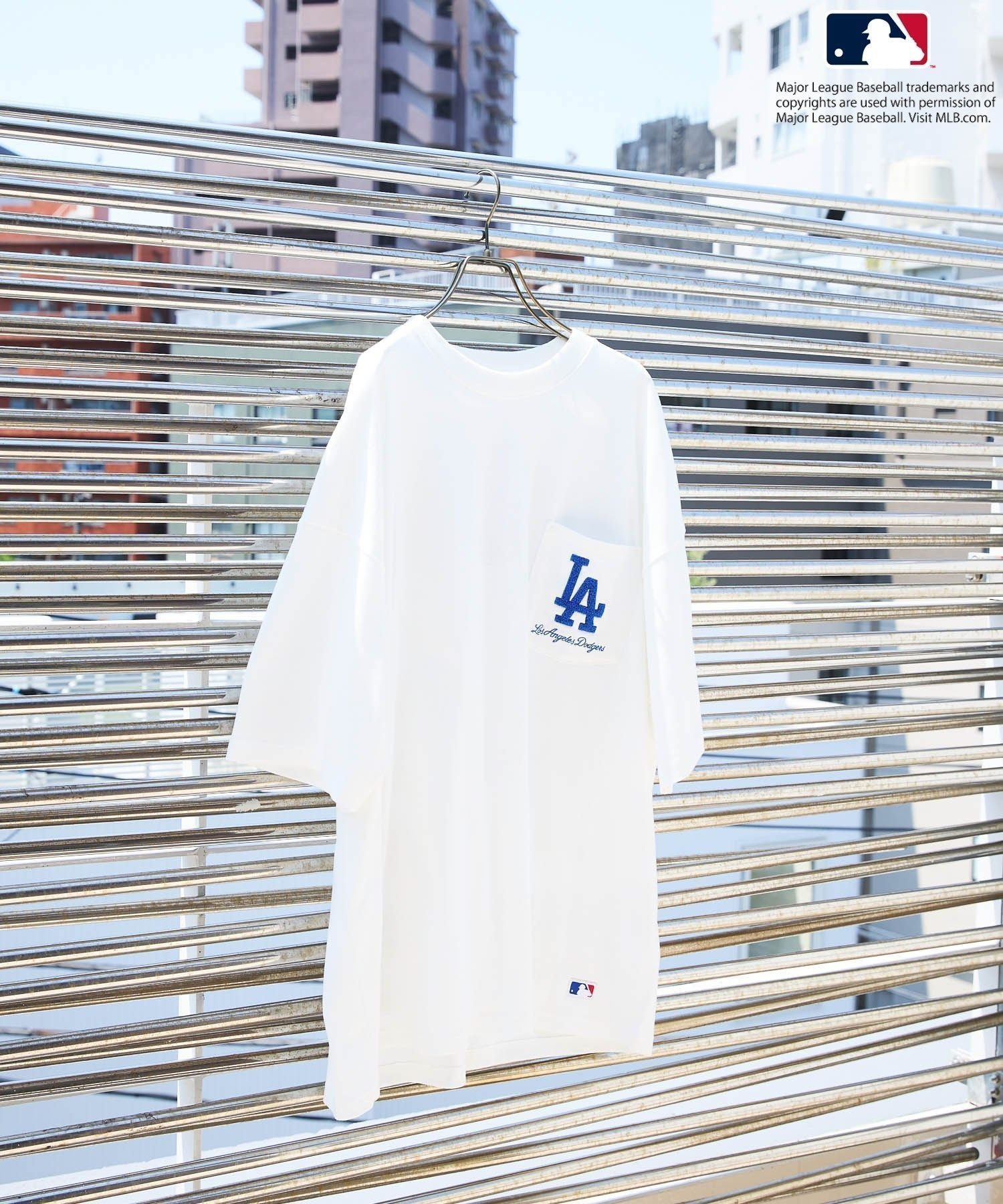 【ベイフロー/BAYFLOW / MEN】の【MLB(メジャーリーグベースボール)】別注グラフィック半袖Tシャツ インテリア・キッズ・メンズ・レディースファッション・服の通販 founy(ファニー) 　ファッション　Fashion　メンズファッション　MEN　グラフィック　Graphic　ショーツ　Shorts　シンプル　Simple　スポーツ　Sports　プリント　Print　ポケット　Pocket　ラバー　Rubber　人気　Popularity　別注　Special Order　半袖　Short Sleeve　夏　Summer　オフホワイト|ID: prp329100004161937 ipo3291000000028736730