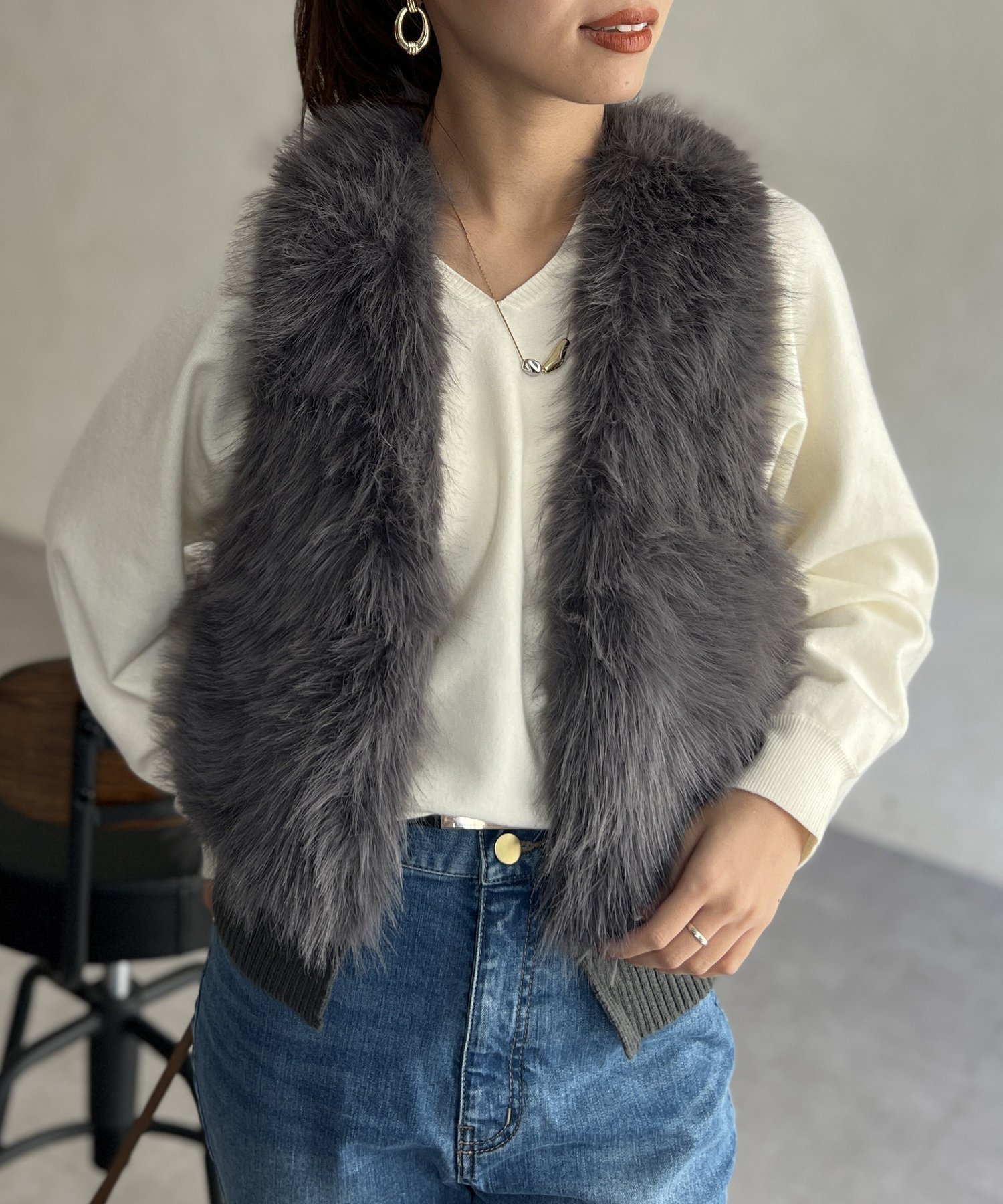 【シェトワ/Chez toi】のファー×ニットベスト インテリア・キッズ・メンズ・レディースファッション・服の通販 founy(ファニー) 　ファッション　Fashion　レディースファッション　WOMEN　アウター　Coat Outerwear　トップス・カットソー　Tops/Tshirt　ニット　Knit Tops　ベスト/ジレ　Gilets/Vests　アクリル　Acrylic　シンプル　Simple　デニム　Denim　バランス　Balance　フェイクファー　Faux Fur　ベスト　Vest　A/W・秋冬　Aw・Autumn/Winter・Fw・Fall-Winter　プチプライス・低価格　Affordable　チャコールグレー|ID: prp329100004163840 ipo3291000000028759882