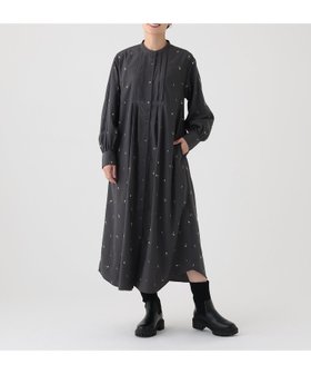 【アフタヌーンティー リビング/Afternoon Tea LIVING】の刺繍タックワンピース 人気、トレンドファッション・服の通販 founy(ファニー) ファッション Fashion レディースファッション WOMEN ワンピース Dress ギャザー Gather スリーブ Sleeve バランス Balance フラワー Flower ベスト Vest エレガント 上品 Elegant |ID:prp329100004172314