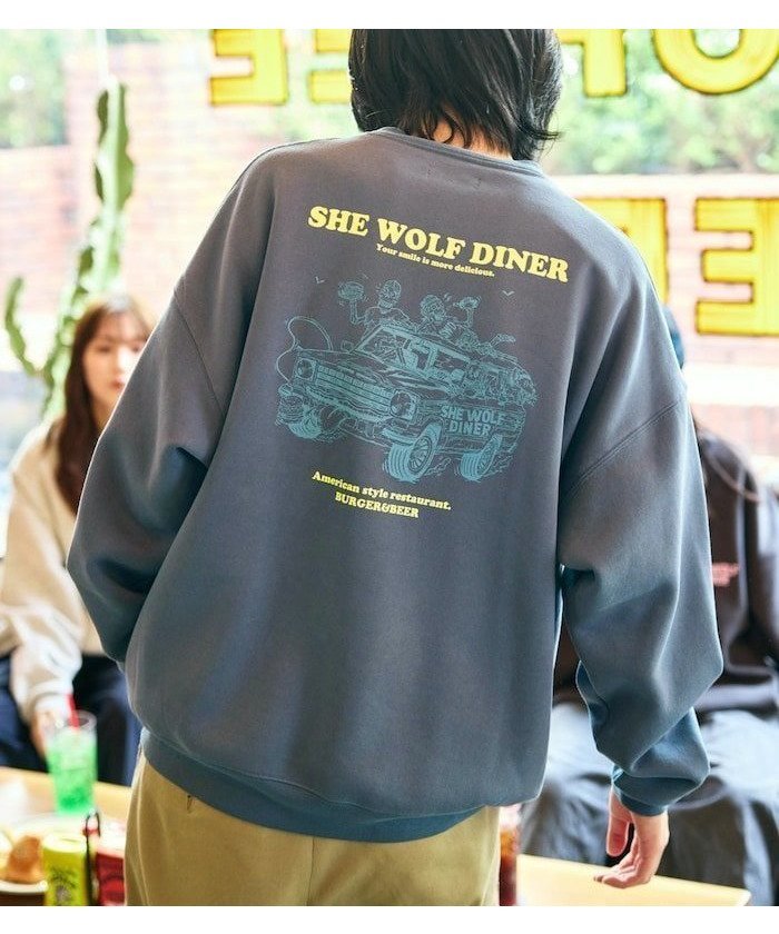 【その他のブランド/Other】のSHE WOLF DINER×FREAK S STORE 別注 ビッグシルエット バックプリント クルーネックスウェット CAR 【限定展開】 24AW インテリア・キッズ・メンズ・レディースファッション・服の通販 founy(ファニー) 　ファッション　Fashion　メンズファッション　MEN　2024年　2024　2024-2025秋冬・A/W　Aw/Autumn/Winter/Fw/Fall/2024-2025　A/W・秋冬　Aw・Autumn/Winter・Fw・Fall-Winter　冬　Winter　おすすめ　Recommend　インナー　Inner　カーゴパンツ　Cargo Pants　グラフィック　Graphic　コラボ　Collaboration　シンプル　Simple　デニム　Denim　トレンド　Trend　ビッグ　Big　フロント　Front　プリント　Print　ボトム　Bottom　ワイド　Wide　ワンポイント　One Point　人気　Popularity　別注　Special Order　定番　Standard　ブルーグレー|ID: prp329100004173566 ipo3291000000029505732