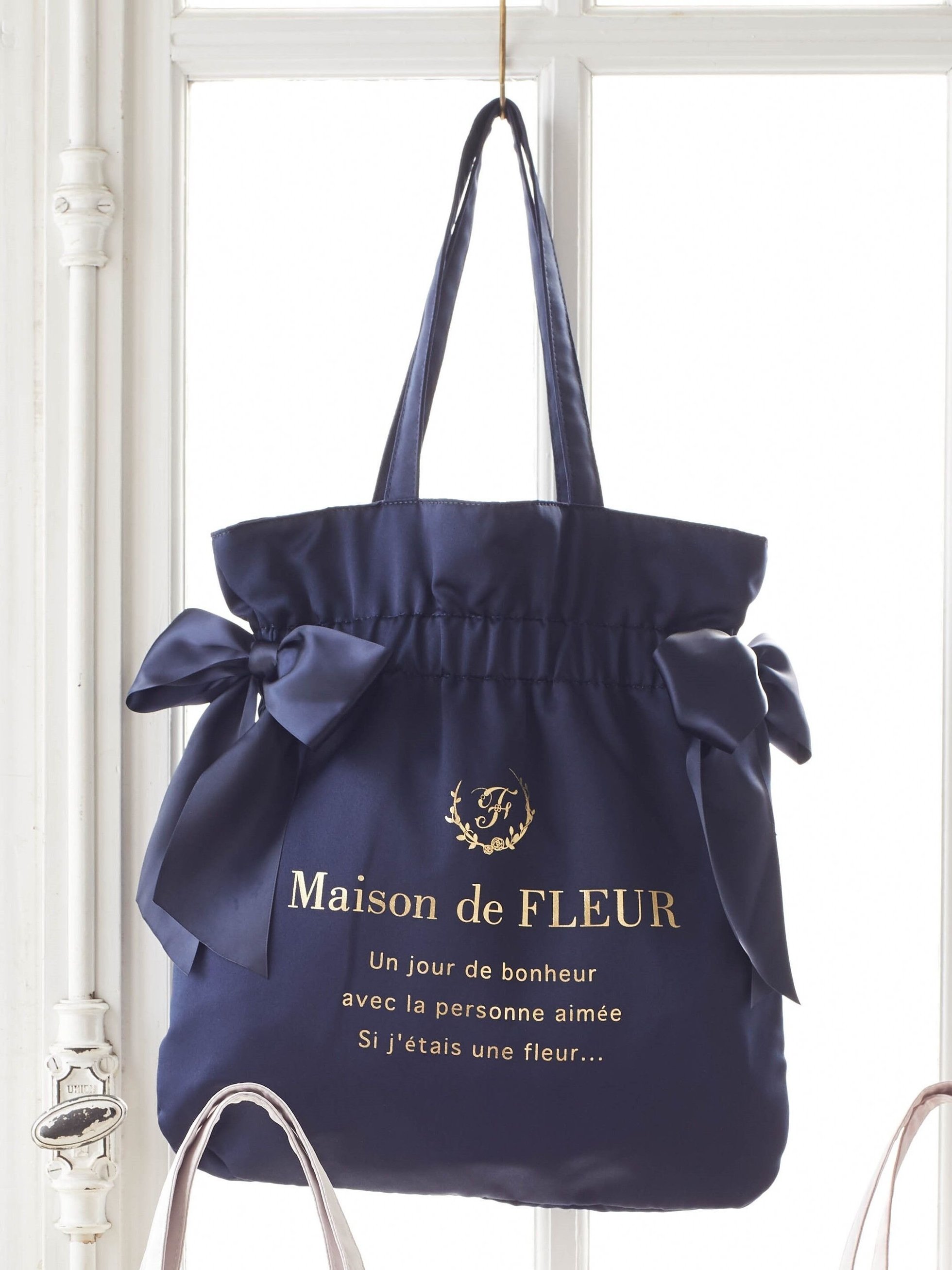 【メゾンドフルール/Maison de FLEUR】のダブルリボンギャザートートバッグ インテリア・キッズ・メンズ・レディースファッション・服の通販 founy(ファニー) 　ファッション　Fashion　レディースファッション　WOMEN　バッグ　Bag　2024年　2024　2024-2025秋冬・A/W　Aw/Autumn/Winter/Fw/Fall/2024-2025　ネイビー|ID: prp329100004181184 ipo3291000000028968287