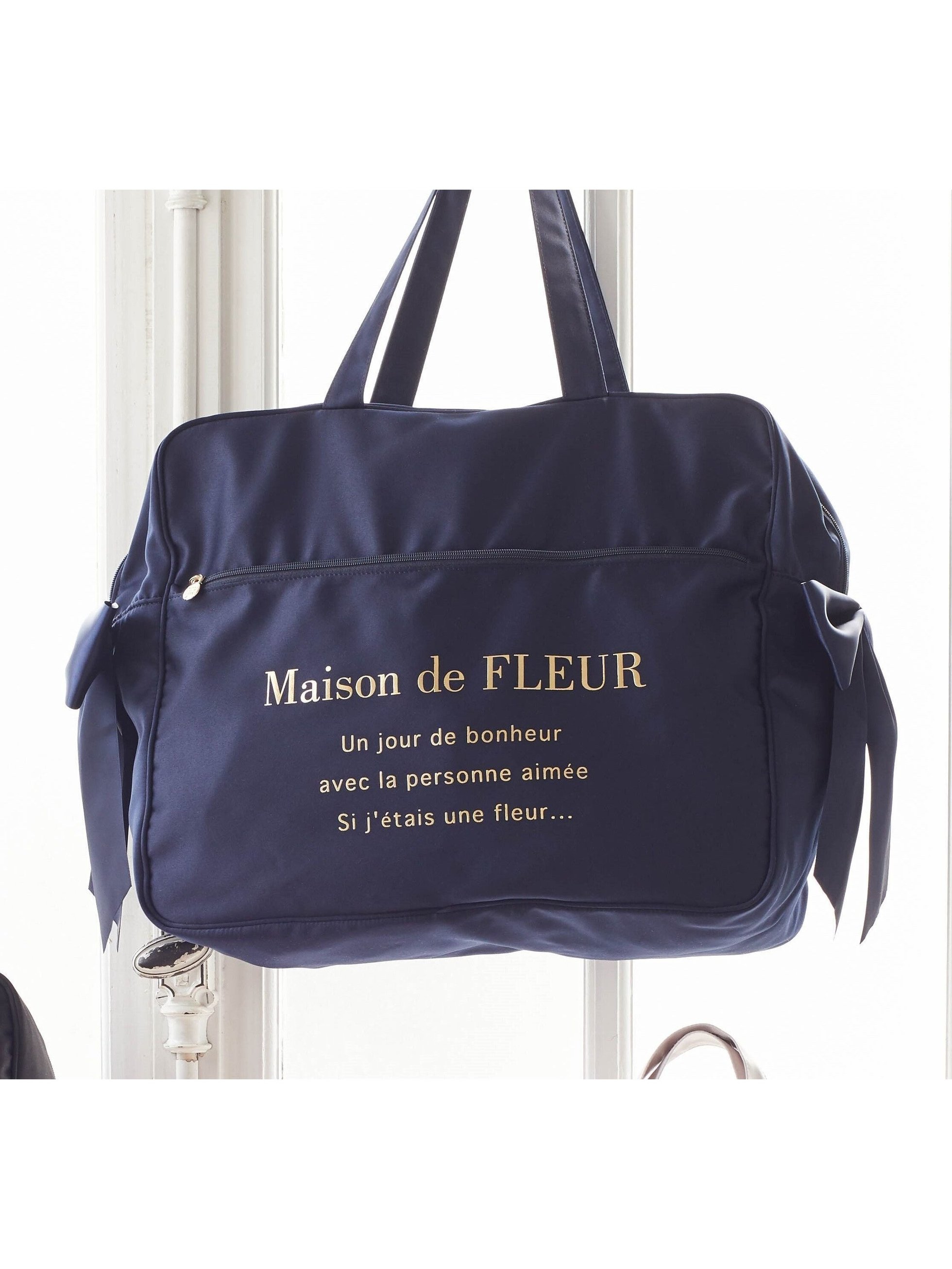 【メゾンドフルール/Maison de FLEUR】のサテンキャリーオンバッグ インテリア・キッズ・メンズ・レディースファッション・服の通販 founy(ファニー) 　ファッション　Fashion　レディースファッション　WOMEN　バッグ　Bag　2024年　2024　2024-2025秋冬・A/W　Aw/Autumn/Winter/Fw/Fall/2024-2025　ネイビー|ID: prp329100004181215 ipo3291000000028968470