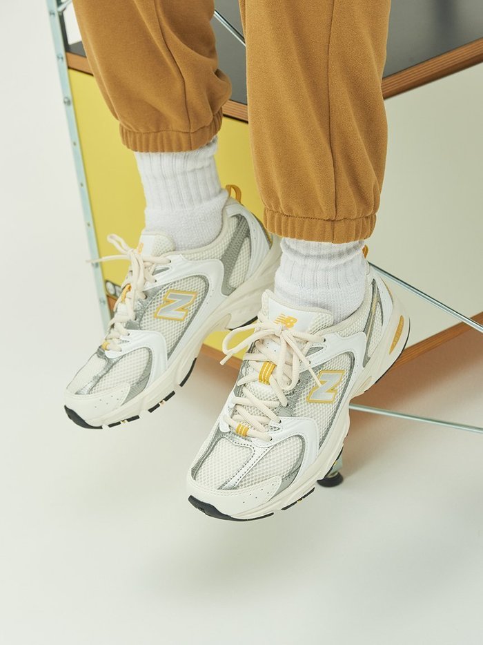 【エミ/emmi】の【New Balance for emmi】MR530 インテリア・キッズ・メンズ・レディースファッション・服の通販 founy(ファニー) https://founy.com/ 雑誌掲載アイテム Magazine Items ファッション雑誌 Fashion Magazines ヴェリィ VERY ファッション Fashion レディースファッション WOMEN 11月号 November Issue クラシカル Classical メッシュ Mesh ワンポイント One Point 雑誌 Magazine |ID: prp329100004182800 ipo3291000000029484469