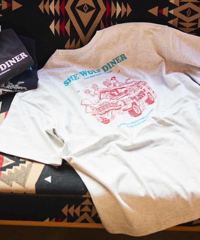 【フリークスストア/FREAK'S STORE】のSHE WOLF DINER×FREAK S STORE/シーウルフダイナー 別注 ビッグシルエット バックプリントTシャツ CAR 【限定展開】 24SS インテリア・キッズ・メンズ・レディースファッション・服の通販 founy(ファニー) 　ファッション　Fashion　レディースファッション　WOMEN　トップス・カットソー　Tops/Tshirt　シャツ/ブラウス　Shirts/Blouses　ロング / Tシャツ　T-Shirts　バッグ　Bag　インナー　Inner　カーゴパンツ　Cargo Pants　グラフィック　Graphic　コラボ　Collaboration　シンプル　Simple　デニム　Denim　定番　Standard　人気　Popularity　ビッグ　Big　フロント　Front　プリント　Print　ボトム　Bottom　別注　Special Order　ワンポイント　One Point　S/S・春夏　Ss・Spring/Summer　おすすめ　Recommend　夏　Summer　2024年　2024　2024春夏・S/S　Ss,Spring/Summer,2024　グレー|ID: prp329100004185290 ipo3291000000028994695