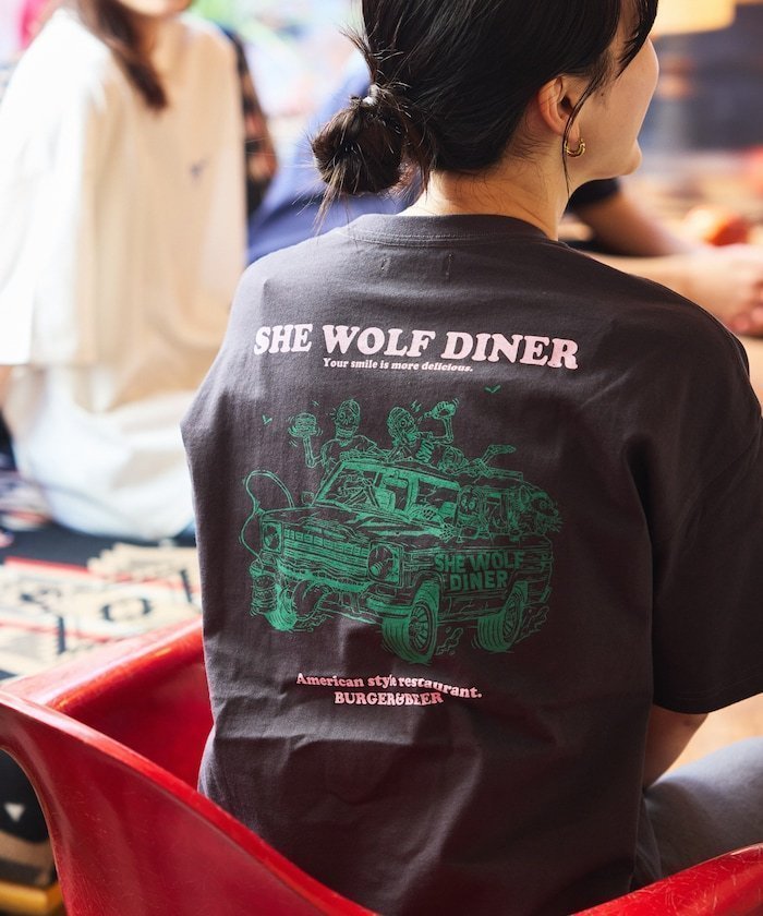 【フリークスストア/FREAK'S STORE】のSHE WOLF DINER×FREAK S STORE/シーウルフダイナー 別注 ビッグシルエット バックプリントTシャツ CAR 【限定展開】 24SS インテリア・キッズ・メンズ・レディースファッション・服の通販 founy(ファニー) 　ファッション　Fashion　レディースファッション　WOMEN　トップス・カットソー　Tops/Tshirt　シャツ/ブラウス　Shirts/Blouses　ロング / Tシャツ　T-Shirts　バッグ　Bag　インナー　Inner　カーゴパンツ　Cargo Pants　グラフィック　Graphic　コラボ　Collaboration　シンプル　Simple　デニム　Denim　定番　Standard　人気　Popularity　ビッグ　Big　フロント　Front　プリント　Print　ボトム　Bottom　別注　Special Order　ワンポイント　One Point　S/S・春夏　Ss・Spring/Summer　おすすめ　Recommend　夏　Summer　2024年　2024　2024春夏・S/S　Ss,Spring/Summer,2024　チャコールグレー|ID: prp329100004185290 ipo3291000000028994696