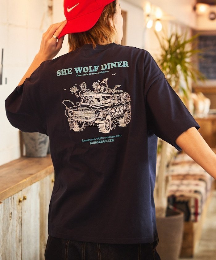 【フリークスストア/FREAK'S STORE】のSHE WOLF DINER×FREAK S STORE/シーウルフダイナー 別注 ビッグシルエット バックプリントTシャツ CAR 【限定展開】 24SS インテリア・キッズ・メンズ・レディースファッション・服の通販 founy(ファニー) 　ファッション　Fashion　レディースファッション　WOMEN　トップス・カットソー　Tops/Tshirt　シャツ/ブラウス　Shirts/Blouses　ロング / Tシャツ　T-Shirts　バッグ　Bag　インナー　Inner　カーゴパンツ　Cargo Pants　グラフィック　Graphic　コラボ　Collaboration　シンプル　Simple　デニム　Denim　定番　Standard　人気　Popularity　ビッグ　Big　フロント　Front　プリント　Print　ボトム　Bottom　別注　Special Order　ワンポイント　One Point　S/S・春夏　Ss・Spring/Summer　おすすめ　Recommend　夏　Summer　2024年　2024　2024春夏・S/S　Ss,Spring/Summer,2024　ネイビー|ID: prp329100004185290 ipo3291000000028994698