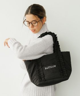 【ベイフロー/BAYFLOW】のマチが広くて使いやすい フリルロゴトートM 人気、トレンドファッション・服の通販 founy(ファニー) ファッション Fashion レディースファッション WOMEN バッグ Bag フリル Frills 人気 Popularity 定番 Standard |ID:prp329100004187429