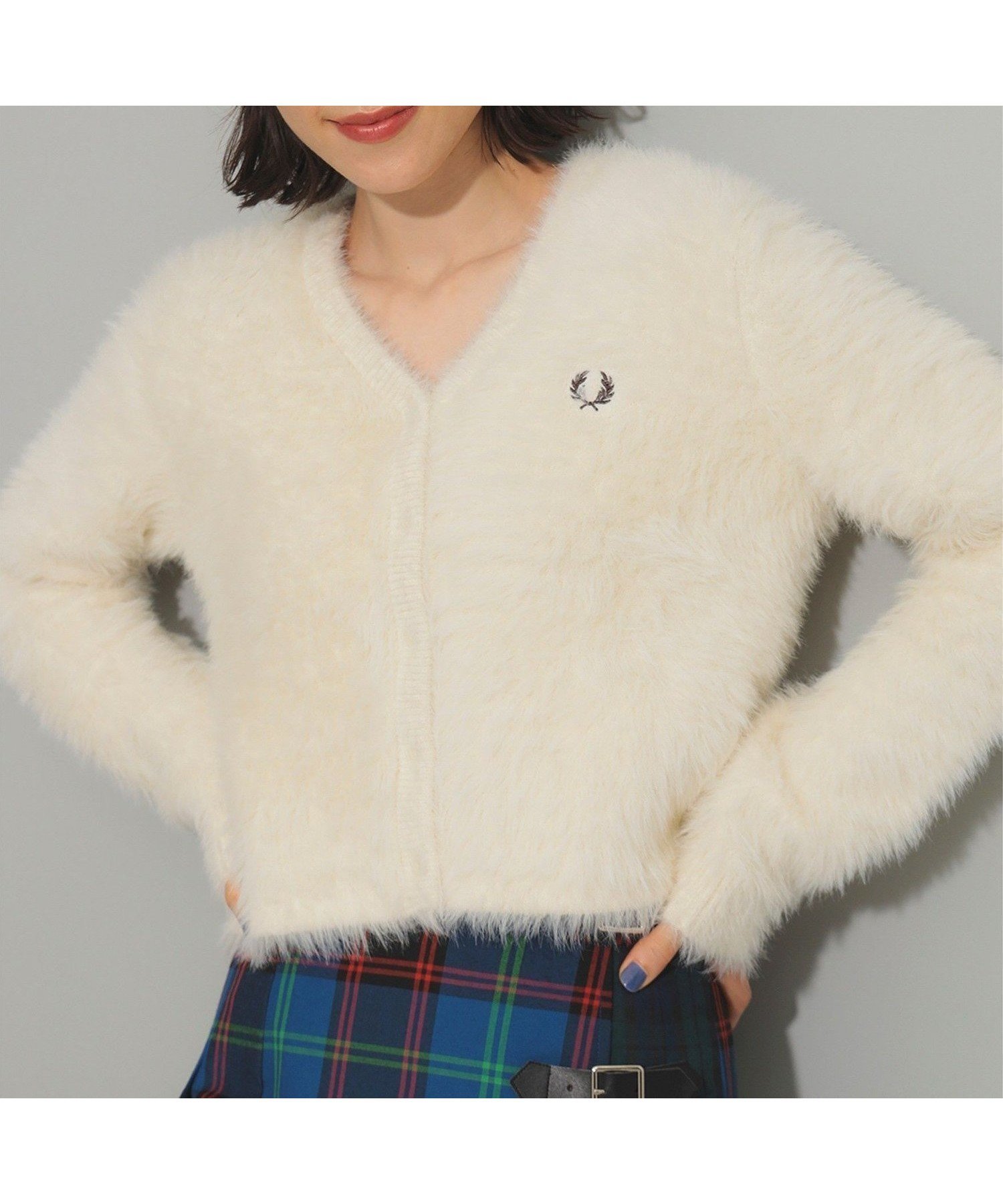 【ビームス ウイメン/BEAMS】のFRED PERRY / 別注 Fluffy V-neck Knit Cardigan 24AW フレッドペリー フラッフィーVネックカーディガン インテリア・キッズ・メンズ・レディースファッション・服の通販 founy(ファニー) 　ファッション　Fashion　レディースファッション　WOMEN　トップス・カットソー　Tops/Tshirt　ニット　Knit Tops　カーディガン　Cardigans　Vネック　V-Neck　エレガント 上品　Elegant　カーディガン　Cardigan　コンパクト　Compact　スラックス　Slacks　デニム　Denim　フィット　Fit　別注　Special Order　おすすめ　Recommend　2024年　2024　2024-2025秋冬・A/W　Aw/Autumn/Winter/Fw/Fall/2024-2025　ECRU|ID: prp329100004187591 ipo3291000000029161542