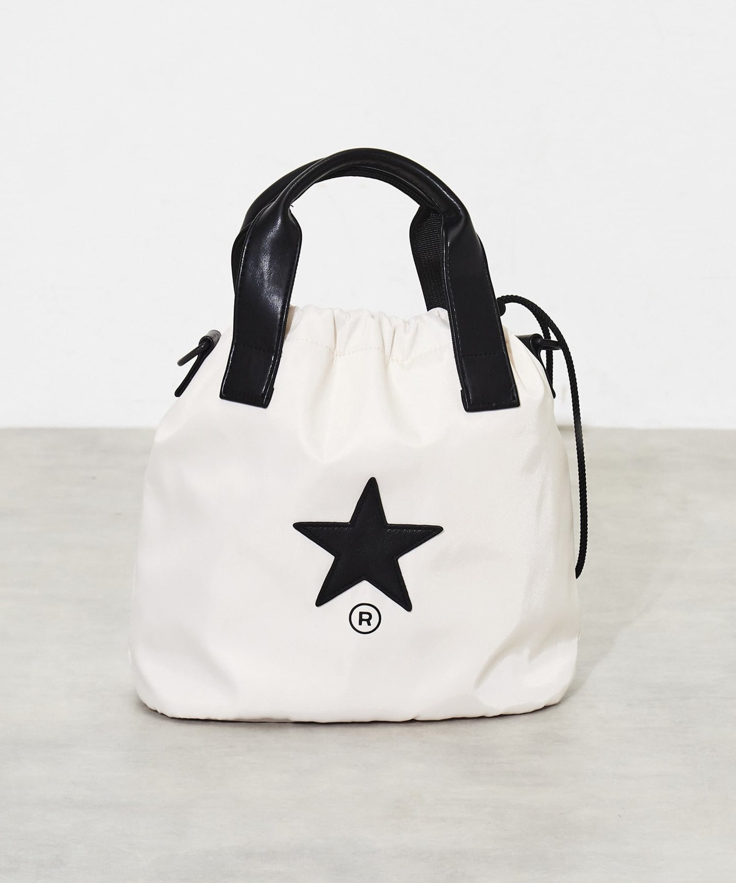 【コンバーストウキョウ/CONVERSE TOKYO】のSATIN BALLOON SHOULDER BAG 人気、トレンドファッション・服の通販 founy(ファニー) 　ファッション　Fashion　レディースファッション　WOMEN　バッグ　Bag　アウトドア　Outdoor　サテン　Satin　ショルダー　Shoulder　シンプル　Simple　スマホ　Smartphone　ハンドバッグ　Handbag　パッチ　Patch　フロント　Front　ポケット　Pocket　エレガント 上品　Elegant　巾着　Purse　旅行　Travel　財布　Wallet　 other-1|ID: prp329100004191073 ipo3291000000029032861