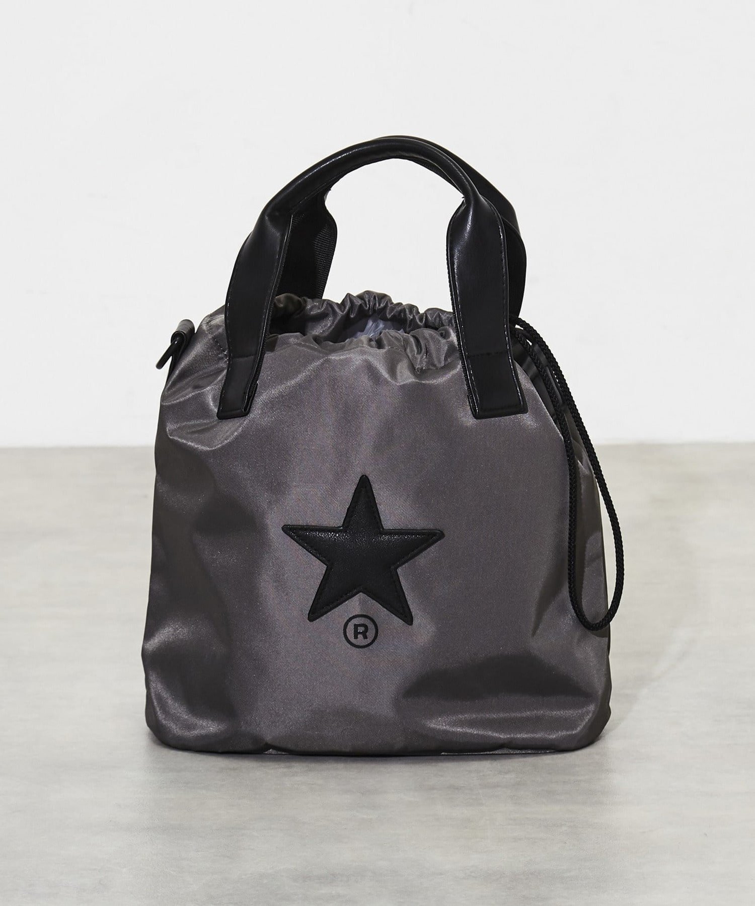 【コンバーストウキョウ/CONVERSE TOKYO】のSATIN BALLOON SHOULDER BAG インテリア・キッズ・メンズ・レディースファッション・服の通販 founy(ファニー) 　ファッション　Fashion　レディースファッション　WOMEN　バッグ　Bag　アウトドア　Outdoor　サテン　Satin　ショルダー　Shoulder　シンプル　Simple　スマホ　Smartphone　ハンドバッグ　Handbag　パッチ　Patch　フロント　Front　ポケット　Pocket　エレガント 上品　Elegant　巾着　Purse　旅行　Travel　財布　Wallet　チャコールグレー|ID: prp329100004191073 ipo3291000000029032868