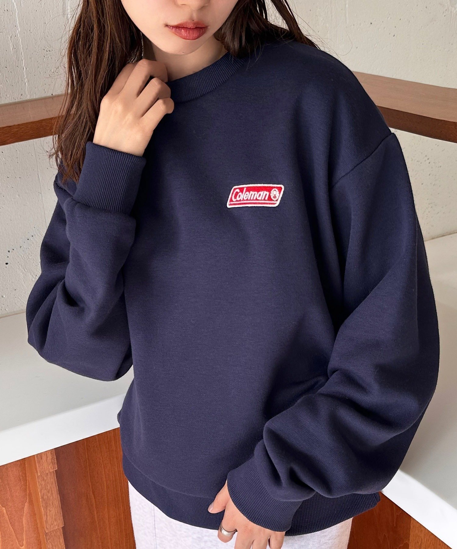 【その他のブランド/Other】のColeman/【別注】one point logo buck fleece crew neck sweat インテリア・キッズ・メンズ・レディースファッション・服の通販 founy(ファニー) 　ファッション　Fashion　レディースファッション　WOMEN　トップス・カットソー　Tops/Tshirt　パーカ　Sweats　スウェット　Sweat　アウトドア　Outdoor　カーゴパンツ　Cargo Pants　デニム　Denim　トレンド　Trend　人気　Popularity　フィット　Fit　別注　Special Order　メンズ　Mens　リラックス　Relax　ロング　Long　再入荷　Restock/Back In Stock/Re Arrival　スマホショルダーバッグ　Smartphone Shoulder Bag　NVY|ID: prp329100004192201 ipo3291000000029613287