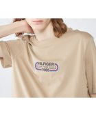 【トミーヒルフィガー/TOMMY HILFIGER】の【オンライン・一部店舗限定】トラックロゴTシャツ 人気、トレンドファッション・服の通販 founy(ファニー) ファッション Fashion レディースファッション WOMEN トップス・カットソー Tops/Tshirt シャツ/ブラウス Shirts/Blouses ロング / Tシャツ T-Shirts アメリカン American クラシック Classic シンプル Simple ストライプ Stripe スマート Smart センター Center デニム Denim 人気 Popularity フィット Fit フロント Front プリント Print メンズ Mens モダン Modern リラックス Relax おすすめ Recommend 夏 Summer 2024年 2024 2024春夏・S/S Ss,Spring/Summer,2024 ゴルフ Golf thumbnail ベージュ|ID: prp329100004193759 ipo3291000000029050131