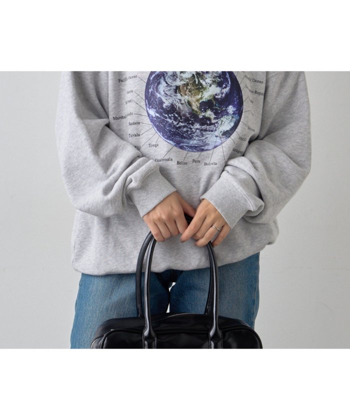 【チャオパニックティピー/CIAOPANIC TYPY】の【UNISEX】MOON/EARTHスウェット インテリア・キッズ・メンズ・レディースファッション・服の通販 founy(ファニー) https://founy.com/ ファッション Fashion レディースファッション WOMEN トップス・カットソー Tops/Tshirt パーカ Sweats スウェット Sweat インナー Inner 春 Spring 秋 Autumn/Fall カーゴパンツ Cargo Pants ジャケット Jacket スウェット Sweat デニム Denim ハーフ Half ベスト Vest ユニセックス Unisex ワイド Wide 冬 Winter 再入荷 Restock/Back In Stock/Re Arrival おすすめ Recommend 夏 Summer |ID: prp329100004194935 ipo3291000000029059521