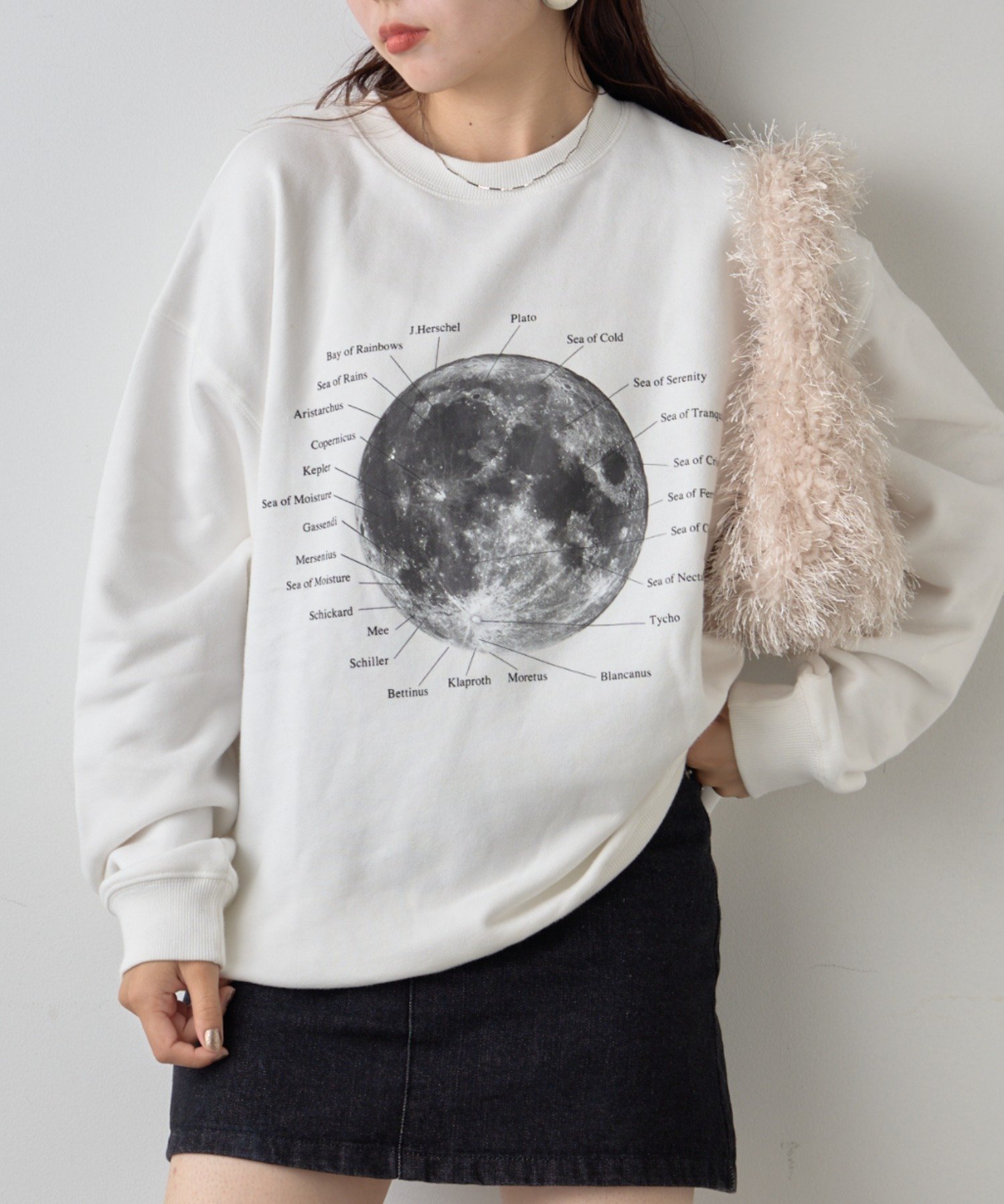 【チャオパニックティピー/CIAOPANIC TYPY】の【UNISEX】MOON/EARTHスウェット インテリア・キッズ・メンズ・レディースファッション・服の通販 founy(ファニー) 　ファッション　Fashion　レディースファッション　WOMEN　トップス・カットソー　Tops/Tshirt　パーカ　Sweats　スウェット　Sweat　インナー　Inner　春　Spring　秋　Autumn/Fall　カーゴパンツ　Cargo Pants　ジャケット　Jacket　スウェット　Sweat　デニム　Denim　ハーフ　Half　ベスト　Vest　ユニセックス　Unisex　ワイド　Wide　冬　Winter　再入荷　Restock/Back In Stock/Re Arrival　おすすめ　Recommend　夏　Summer　ホワイト|ID: prp329100004194935 ipo3291000000029059525