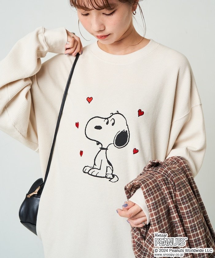 【フリークスストア/FREAK'S STORE】のPEANUTS/ピーナッツ 別注 ワッフル 刺繍 プリント Tシャツ【限定展開】 24AW インテリア・キッズ・メンズ・レディースファッション・服の通販 founy(ファニー) https://founy.com/ ファッション Fashion レディースファッション WOMEN トップス・カットソー Tops/Tshirt シャツ/ブラウス Shirts/Blouses ロング / Tシャツ T-Shirts 2024年 2024 2024-2025秋冬・A/W Aw/Autumn/Winter/Fw/Fall/2024-2025 A/W・秋冬 Aw・Autumn/Winter・Fw・Fall-Winter 冬 Winter おすすめ Recommend キャラクター Character シンプル Simple スウェット Sweat スペシャル Special プリント Print ワッフル Waffle 人気 Popularity 別注 Special Order |ID: prp329100004206351 ipo3291000000029148252