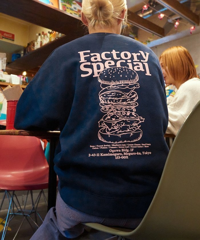 【フリークスストア/FREAK'S STORE】のBurger Factory×FREAK S STORE バーガーファクトリー 別注 ビッグシルエット バックプリント クルーネックスウェット 【限定展開】 インテリア・キッズ・メンズ・レディースファッション・服の通販 founy(ファニー) 　ファッション　Fashion　レディースファッション　WOMEN　トップス・カットソー　Tops/Tshirt　パーカ　Sweats　スウェット　Sweat　バッグ　Bag　A/W・秋冬　Aw・Autumn/Winter・Fw・Fall-Winter　冬　Winter　おすすめ　Recommend　カーゴパンツ　Cargo Pants　グラフィック　Graphic　シンプル　Simple　デニム　Denim　トレンド　Trend　ビッグ　Big　フロント　Front　プリント　Print　ボトム　Bottom　リラックス　Relax　ワンポイント　One Point　人気　Popularity　別注　Special Order　定番　Standard　ネイビー|ID: prp329100004210648 ipo3291000000029532926