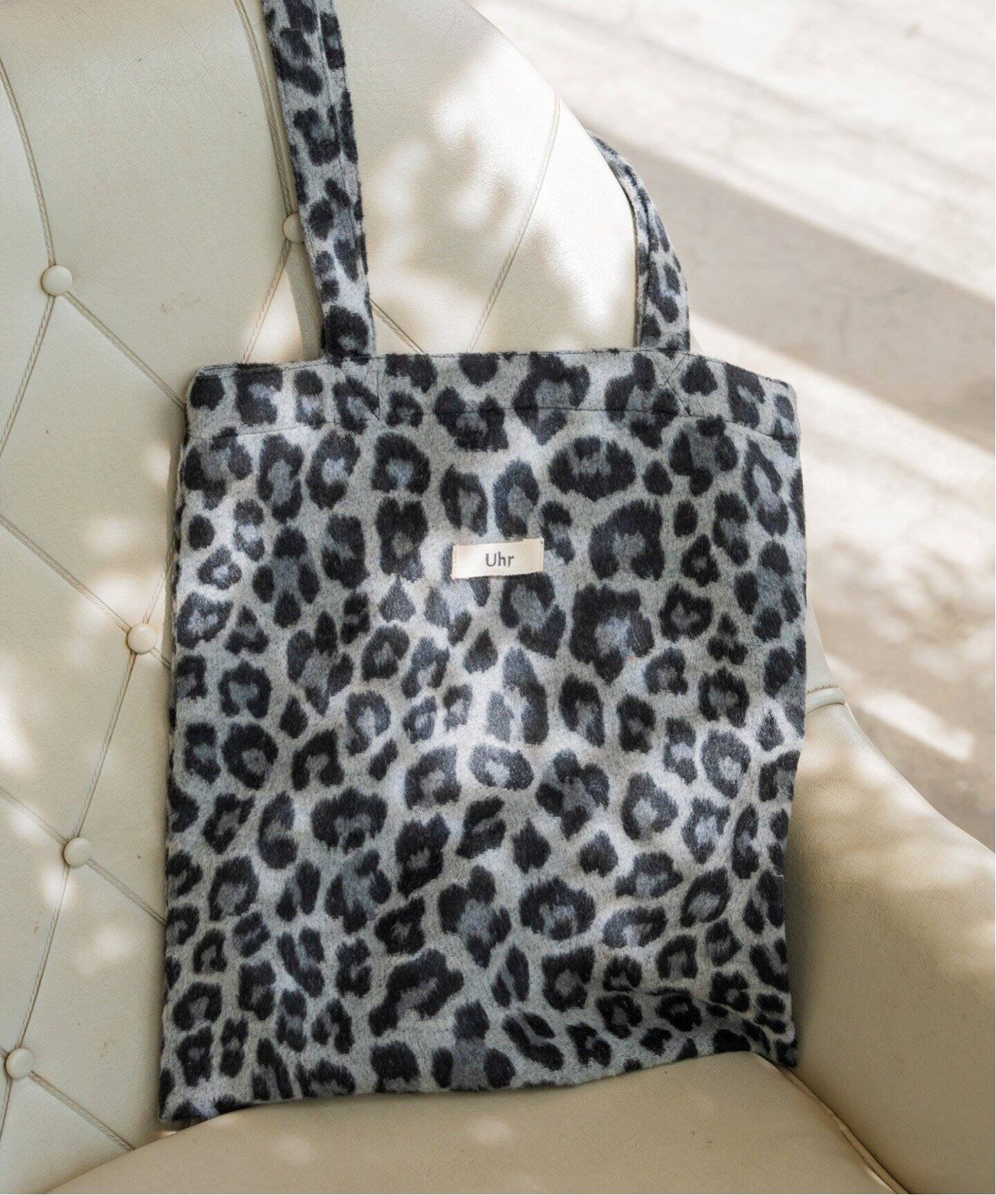 【スピック&スパン/Spick & Span】の《WEB限定追加 》Uhr / ウーア * Spick Span 別注LEOPARD Tote Bag インテリア・キッズ・メンズ・レディースファッション・服の通販 founy(ファニー) 　ファッション　Fashion　レディースファッション　WOMEN　バッグ　Bag　スパンコール　Sequins　別注　Special Order　グレーA|ID: prp329100004214686 ipo3291000000029483380