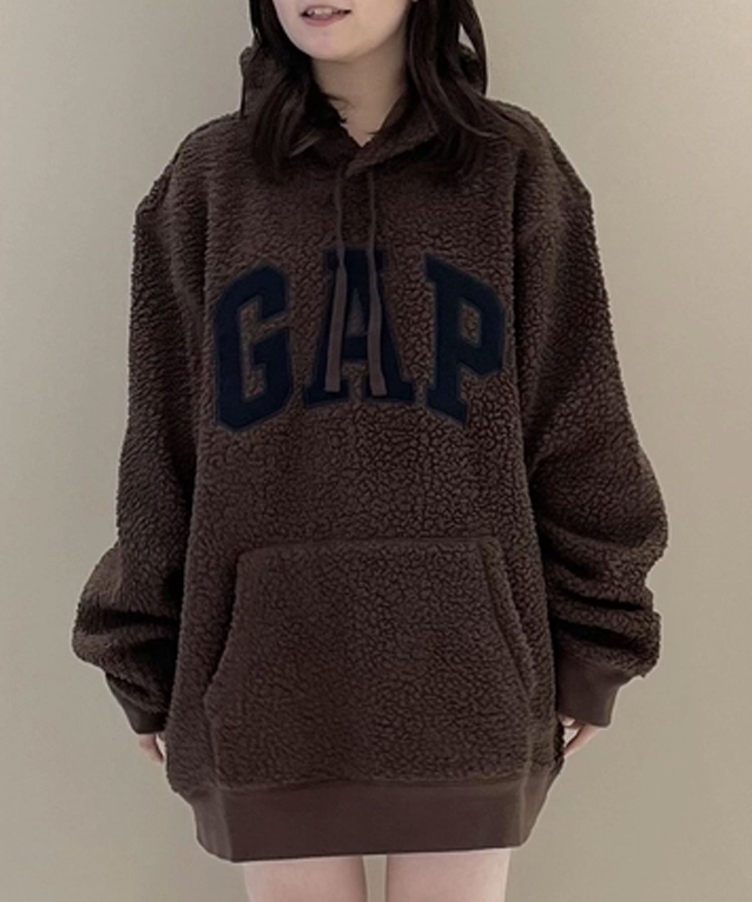 【ギャップ/GAP】のGAPロゴ ボアパーカー インテリア・キッズ・メンズ・レディースファッション・服の通販 founy(ファニー) 　ファッション　Fashion　レディースファッション　WOMEN　トップス・カットソー　Tops/Tshirt　パーカ　Sweats　ストレート　Straight　ドローコード　Draw Cord　パーカー　Hoodie　フィット　Fit　フロント　Front　ポケット　Pocket　リラックス　Relax　長袖　Long Sleeve　WOODSY_BROWN|ID: prp329100004231295 ipo3291000000029497036