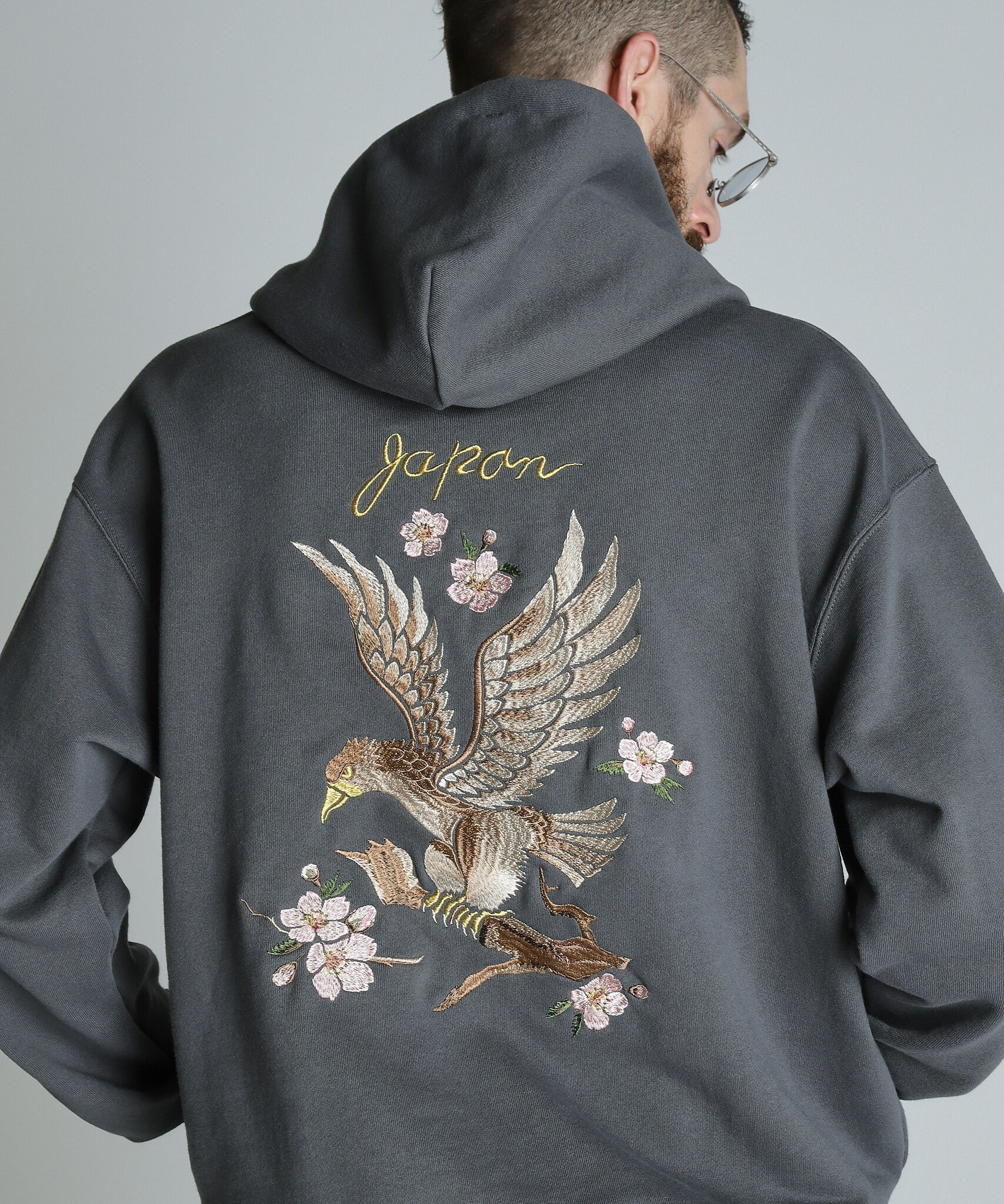 【ショット/Schott / MEN】のEMB. CHERRY BLOSSOM JAPAN EAGLE HOODED SWEAT/チェリーブロッサム ジャパンイーグル パーカー インテリア・キッズ・メンズ・レディースファッション・服の通販 founy(ファニー) 　ファッション　Fashion　メンズファッション　MEN　グラフィック　Graphic　ジャケット　Jacket　スタッズ　Studs　定番　Standard　ニューヨーク　New York　パーカー　Hoodie　フロント　Front　ライダース　Riders　ライダースジャケット　Riders Jacket　ローズ　Rose　チャコール|ID: prp329100004250607 ipo3291000000029500146