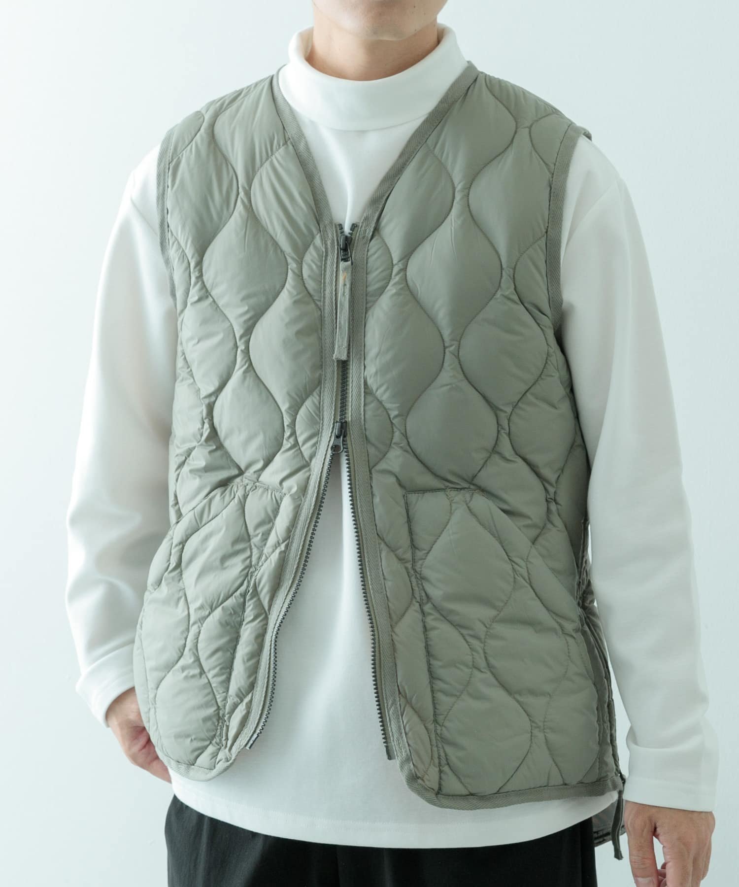 【アイテムズ アーバンリサーチ/ITEMS URBAN RESEARCH / MEN】のTAION Military Wzip Down Vest インテリア・キッズ・メンズ・レディースファッション・服の通販 founy(ファニー) 　ファッション　Fashion　メンズファッション　MEN　2024年　2024　2024-2025秋冬・A/W　Aw/Autumn/Winter/Fw/Fall/2024-2025　A/W・秋冬　Aw・Autumn/Winter・Fw・Fall-Winter　冬　Winter　コンパクト　Compact　スリット　Slit　ダウン　Down　パッチ　Patch　ボトム　Bottom　ポケット　Pocket　ミリタリー　Military　旅行　Travel　D.SAGE GRN|ID: prp329100004252708 ipo3291000000029518846