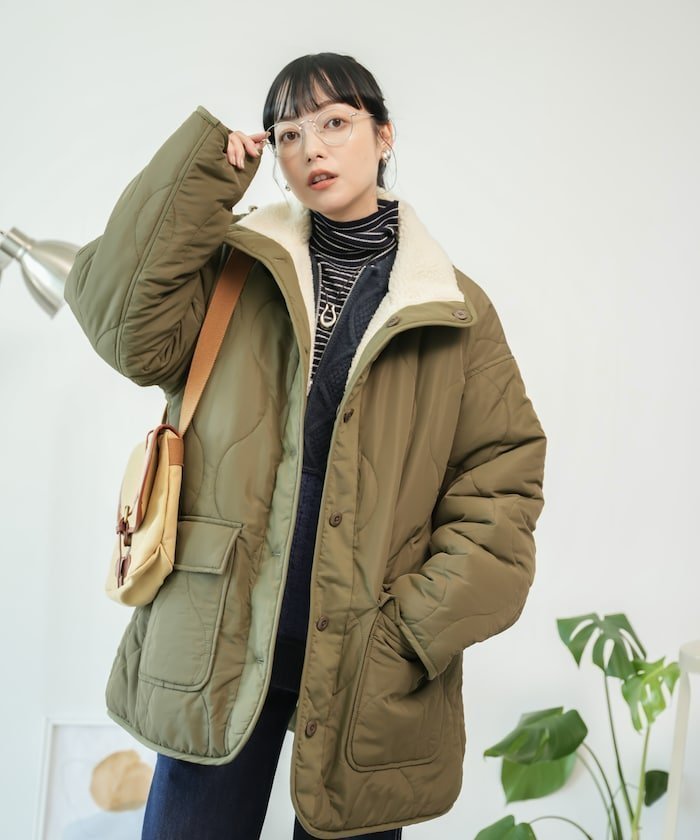 【フリークスストア/FREAK'S STORE】のハイネック リバーシブル ボアキルティングコート 24AW インテリア・キッズ・メンズ・レディースファッション・服の通販 founy(ファニー) 　ファッション　Fashion　レディースファッション　WOMEN　アウター　Coat Outerwear　コート　Coats　2024年　2024　2024-2025秋冬・A/W　Aw/Autumn/Winter/Fw/Fall/2024-2025　A/W・秋冬　Aw・Autumn/Winter・Fw・Fall-Winter　冬　Winter　キルト　Quilt　ハイネック　High Neck　フラップ　Flap　ポケット　Pocket　ミドル　Middle　リバーシブル　Reversible　オリーブ|ID: prp329100004270052 ipo3291000000029674265