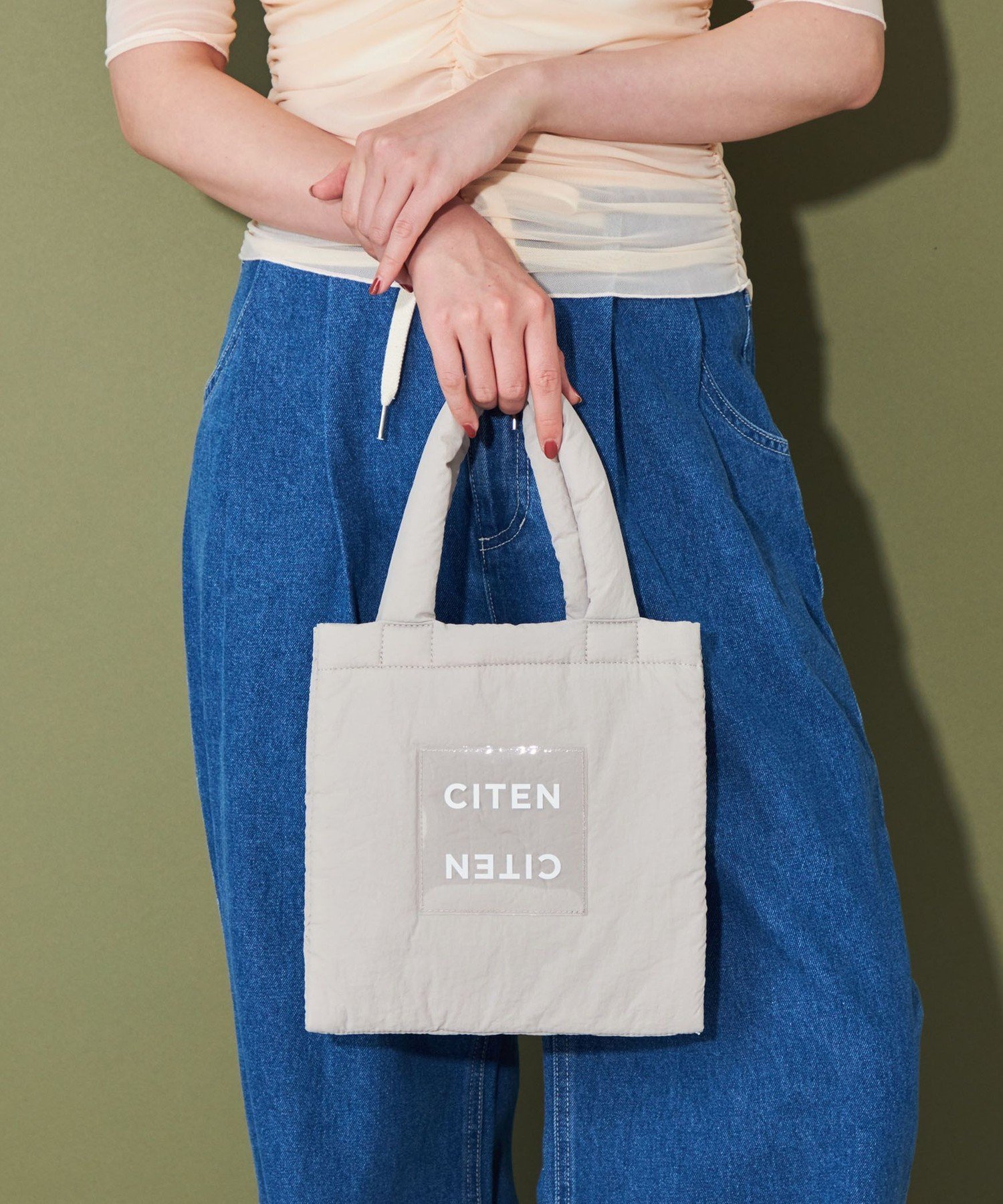 【シテン/CITEN】のCITEN パデッド クリア ロゴ トート S インテリア・キッズ・メンズ・レディースファッション・服の通販 founy(ファニー) 　ファッション　Fashion　レディースファッション　Fashion for Women　バッグ　Bags　スクエア　Square, Square Shape　フィット　Fit, Slim Fit　プリント　Print, Printed Pattern　ポケット　Pocket, Pocket Detail　レギュラー　Regular, Standard Fit　LT.GRAY|ID: prp329100004294746 ipo3291000000033601051
