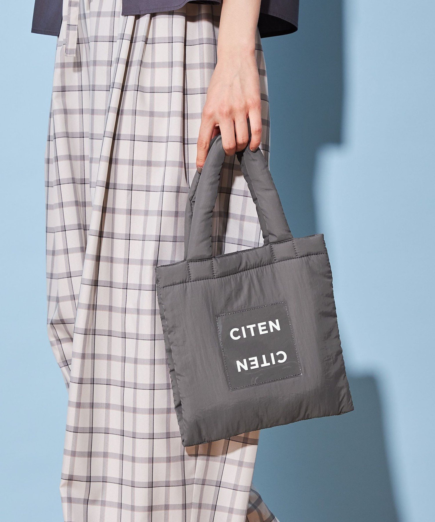 【シテン/CITEN】のCITEN パデッド クリア ロゴ トート S インテリア・キッズ・メンズ・レディースファッション・服の通販 founy(ファニー) 　ファッション　Fashion　レディースファッション　Fashion for Women　バッグ　Bags　スクエア　Square, Square Shape　フィット　Fit, Slim Fit　プリント　Print, Printed Pattern　ポケット　Pocket, Pocket Detail　レギュラー　Regular, Standard Fit　MD.GRAY|ID: prp329100004294746 ipo3291000000033601052