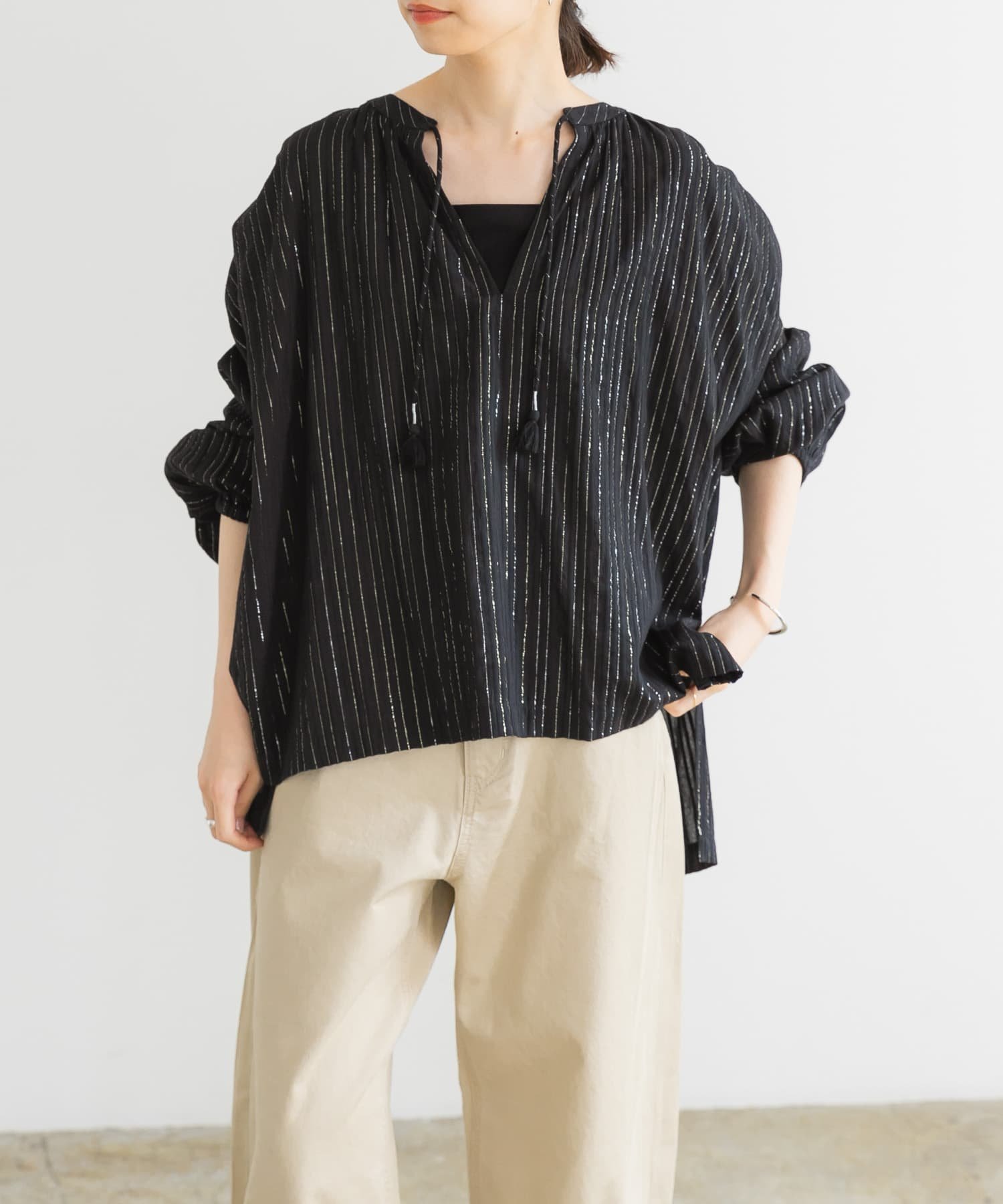 【アーバンリサーチ/URBAN RESEARCH】のラメストライプチュニックブラウス 人気、トレンドファッション・服の通販 founy(ファニー) 　ファッション　Fashion　レディースファッション　WOMEN　トップス・カットソー　Tops/Tshirt　シャツ/ブラウス　Shirts/Blouses　2024年　2024　2024春夏・S/S　Ss,Spring/Summer,2024　S/S・春夏　Ss・Spring/Summer　おすすめ　Recommend　シンプル　Simple　スキッパー　Skipper　ストライプ　Stripe　スリット　Slit　チュニック　Tunic　デニム　Denim　フロント　Front　ボックス　Box　エレガント 上品　Elegant　夏　Summer　 other-1|ID: prp329100004305546 ipo3291000000029853704