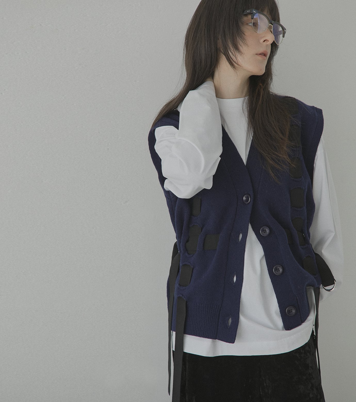 【ルシェル ブルー/LE CIEL BLEU】のテープディティールニットベスト / Tape Detail Knit Vest インテリア・キッズ・メンズ・レディースファッション・服の通販 founy(ファニー) 　ファッション　Fashion　レディースファッション　WOMEN　アウター　Coat Outerwear　トップス・カットソー　Tops/Tshirt　ニット　Knit Tops　ベスト/ジレ　Gilets/Vests　カットソー　Cut And Sew　クール　Cool　サスペンダー　Suspenders　フロント　Front　ベスト　Vest　リボン　Ribbon　人気　Popularity　ネイビー|ID: prp329100004324651 ipo3291000000030008719