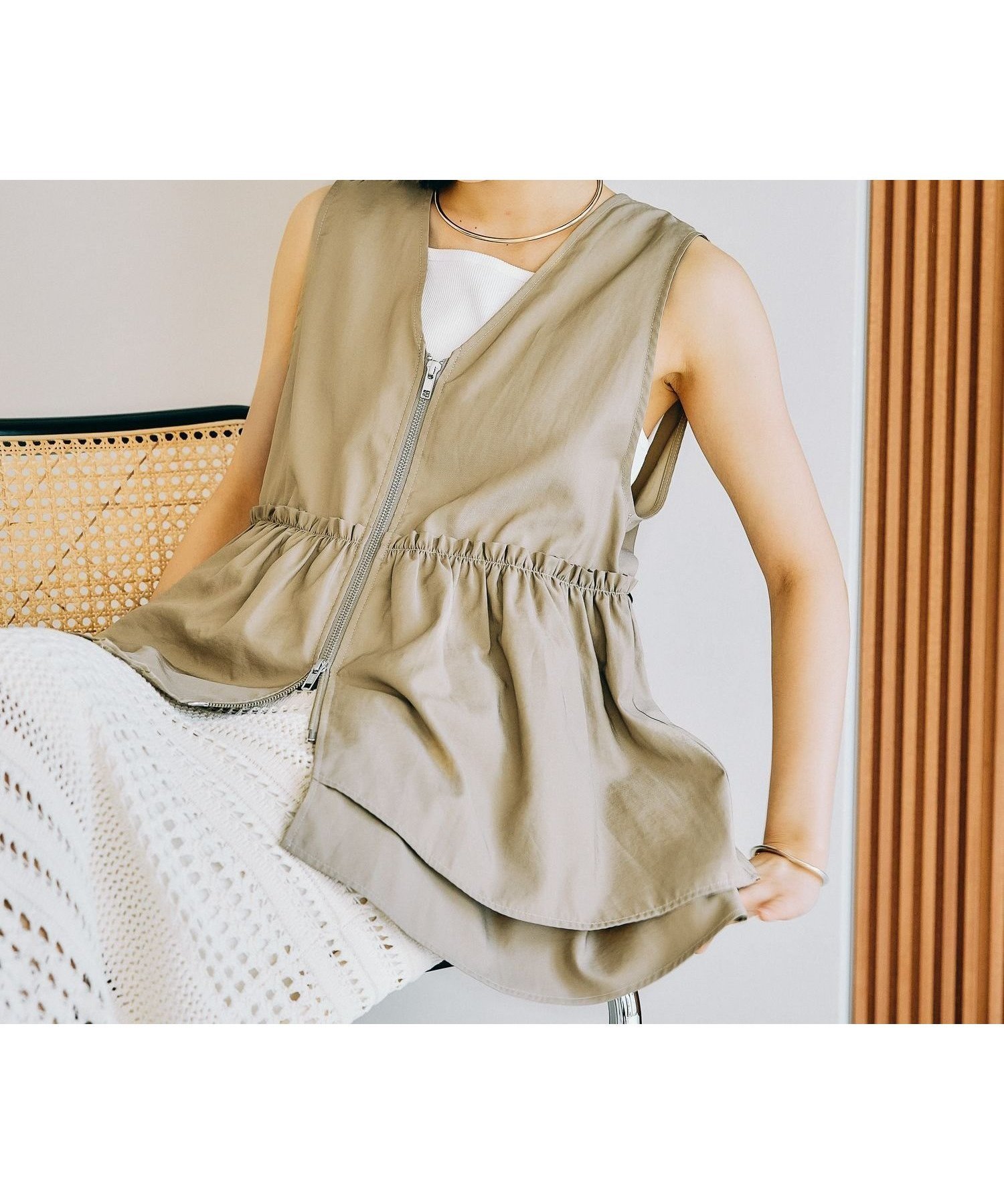 【レプシィム ローリーズファーム/LEPSIM LOWRYS FARM】のギャザーWZIPベスト インテリア・キッズ・メンズ・レディースファッション・服の通販 founy(ファニー) 　ファッション　Fashion　レディースファッション　WOMEN　アウター　Coat Outerwear　トップス・カットソー　Tops/Tshirt　ベスト/ジレ　Gilets/Vests　おすすめ　Recommend　ギャザー　Gather　ジップ　Zip　トレンド　Trend　ベスト　Vest　ペプラム　Peplum　ボトム　Bottom　今季　This Season　春　Spring　秋　Autumn/Fall　ベージュ53|ID: prp329100004325215 ipo3291000000031832561
