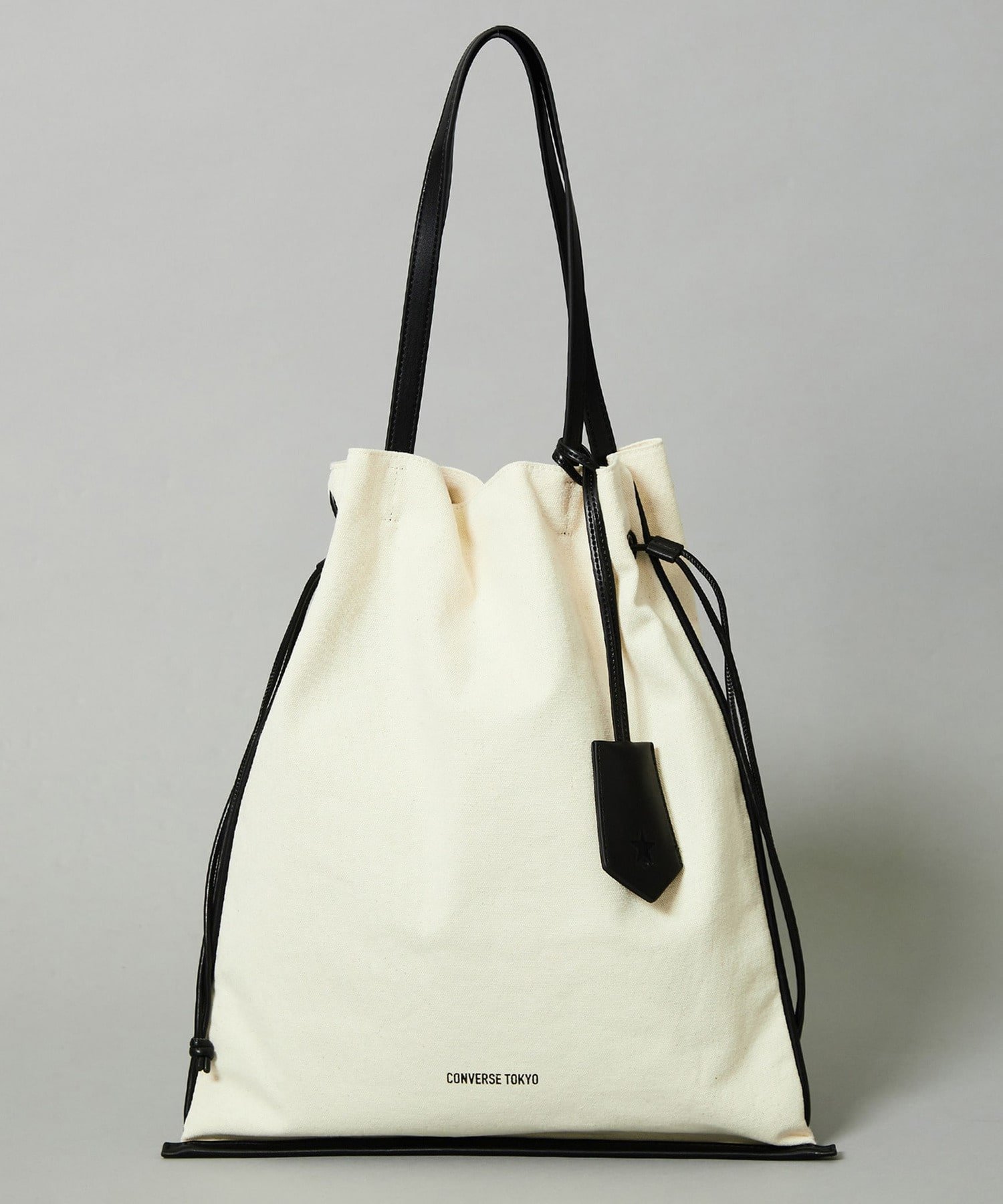 【コンバーストウキョウ/CONVERSE TOKYO】のCANVAS GATHERED TOTE BAG インテリア・キッズ・メンズ・レディースファッション・服の通販 founy(ファニー) 　ファッション　Fashion　レディースファッション　WOMEN　バッグ　Bag　おすすめ　Recommend　キャンバス　Canvas　シンプル　Simple　チャーム　Charm　ポケット　Pocket　人気　Popularity　ビジネス 仕事 通勤　Business　巾着　Purse　ブラック|ID: prp329100004327883 ipo3291000000030038508