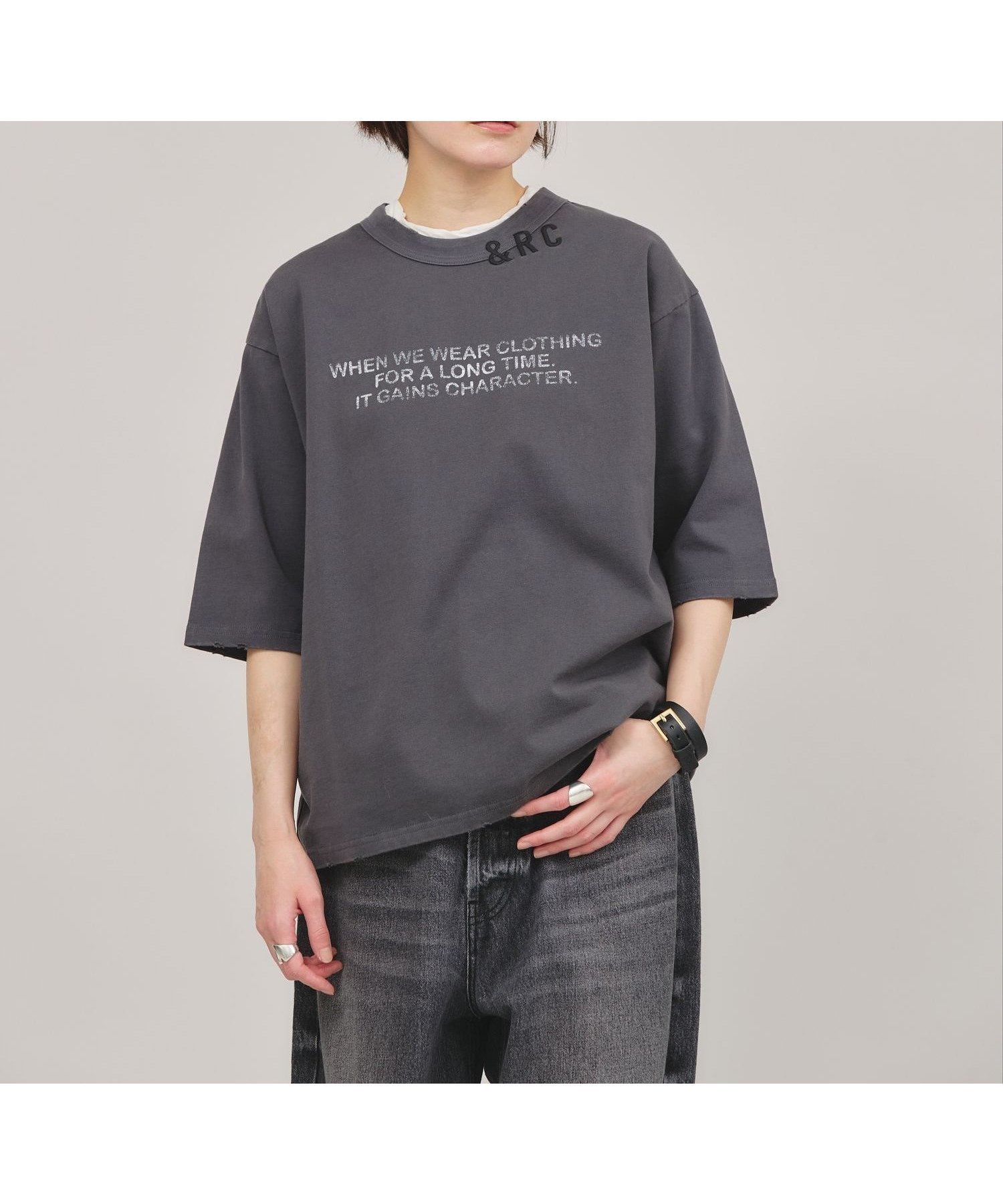 【カレンソロジー/Curensology】の【UNIVERSAL OVERALL】別注ショートスリーブTシャツ インテリア・キッズ・メンズ・レディースファッション・服の通販 founy(ファニー) 　ファッション　Fashion　レディースファッション　WOMEN　トップス・カットソー　Tops/Tshirt　シャツ/ブラウス　Shirts/Blouses　ロング / Tシャツ　T-Shirts　エレガント 上品　Elegant　キャラクター　Character　クラッシュ　Crash　ショート　Short　シンプル　Simple　スペシャル　Special　スリーブ　Sleeve　デニム　Denim　バランス　Balance　フロント　Front　プリント　Print　別注　Special Order　ミリタリー　Military　ワーク　Work　【NEW】チャコール18|ID: prp329100004329739 ipo3291000000030877620